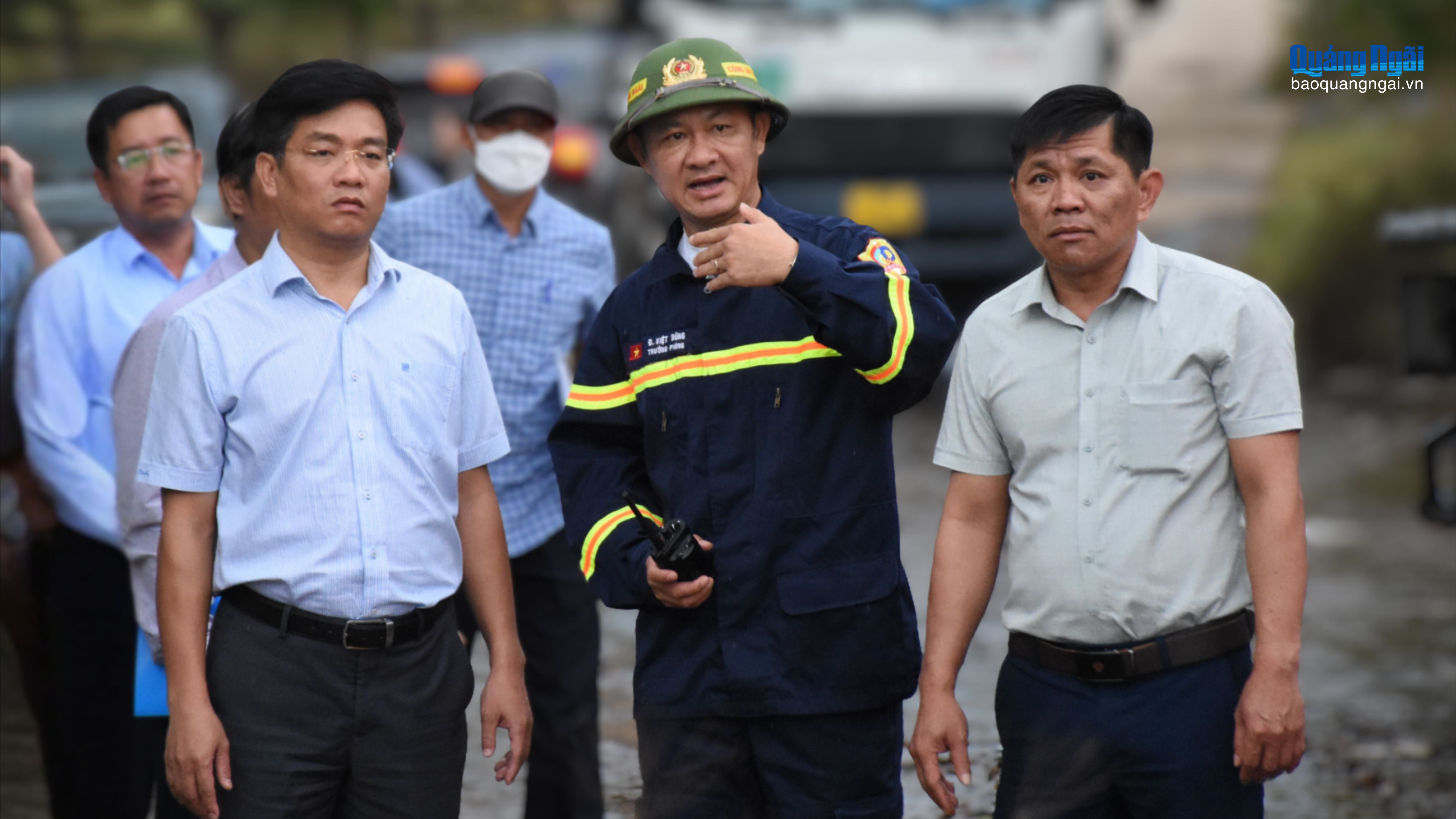 Khẩn trương lấy mẫu quan trắc chất lượng không khí tại bãi rác Nghĩa Kỳ