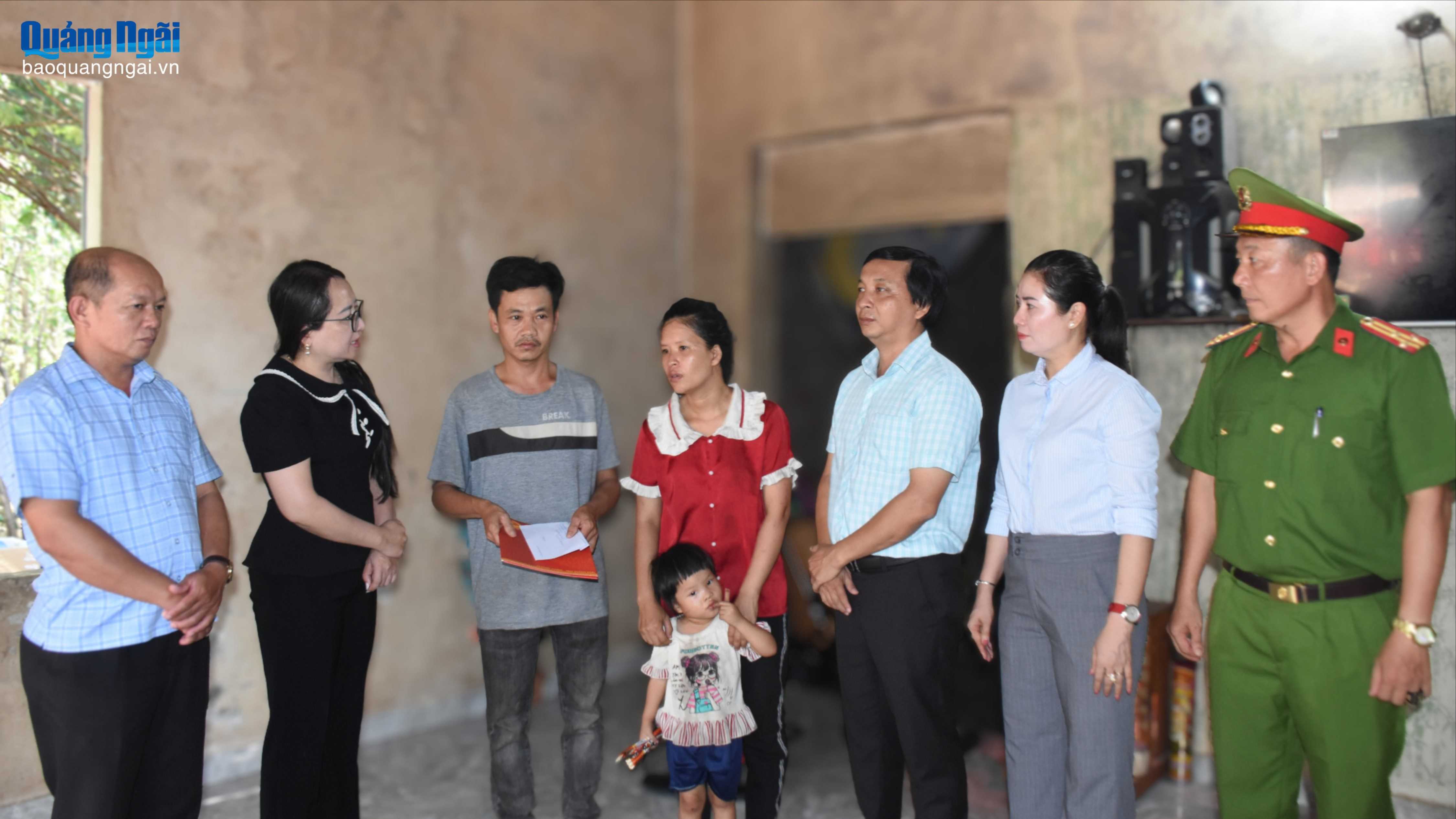 Phó Trưởng đoàn ĐBQH chuyên trách tỉnh Hà Thị Anh Thư thăm gia đình nạn nhân đuối nước