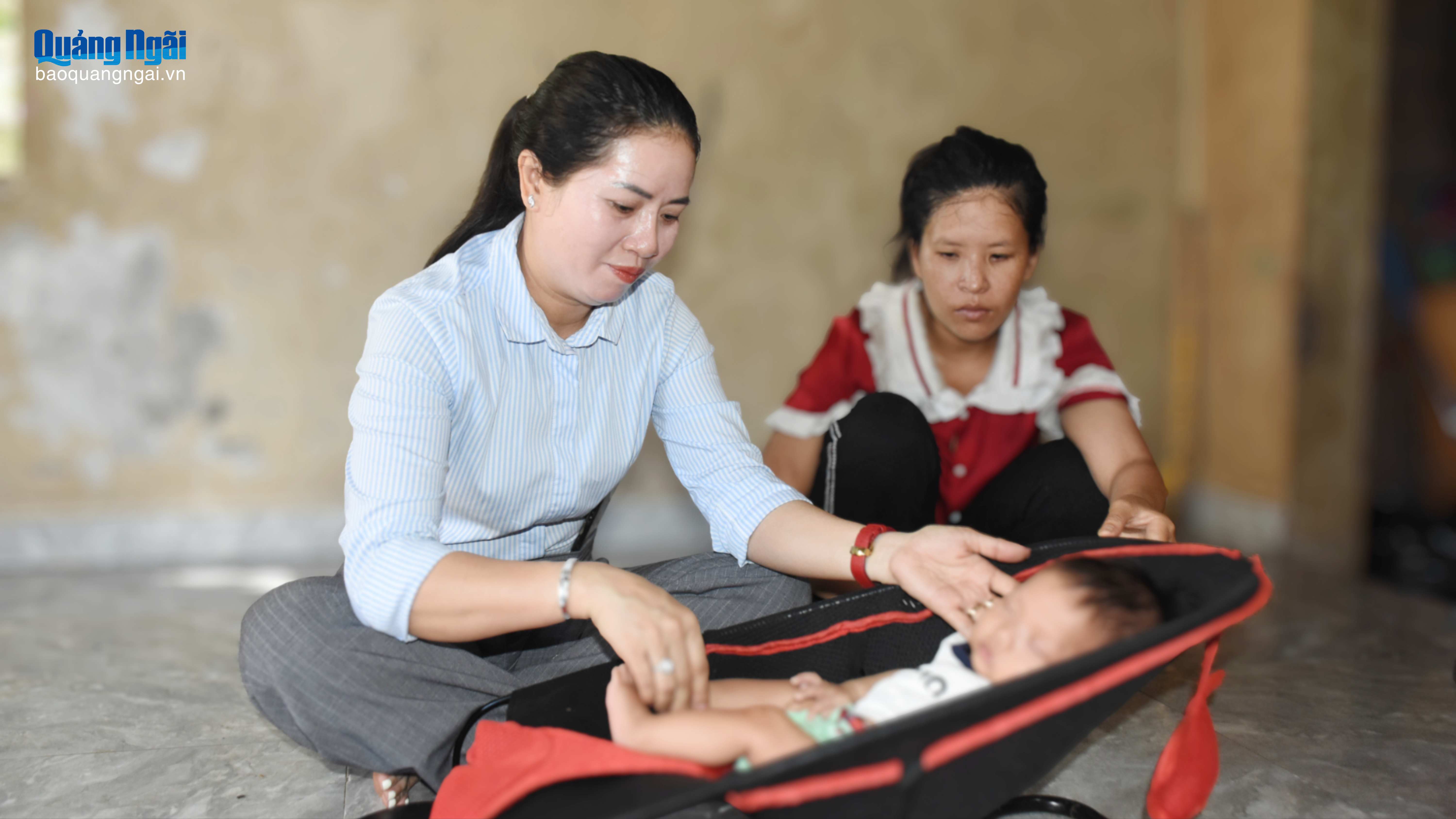 Nhận đỡ đầu em của 2 đứa trẻ tử vong do đuối nước