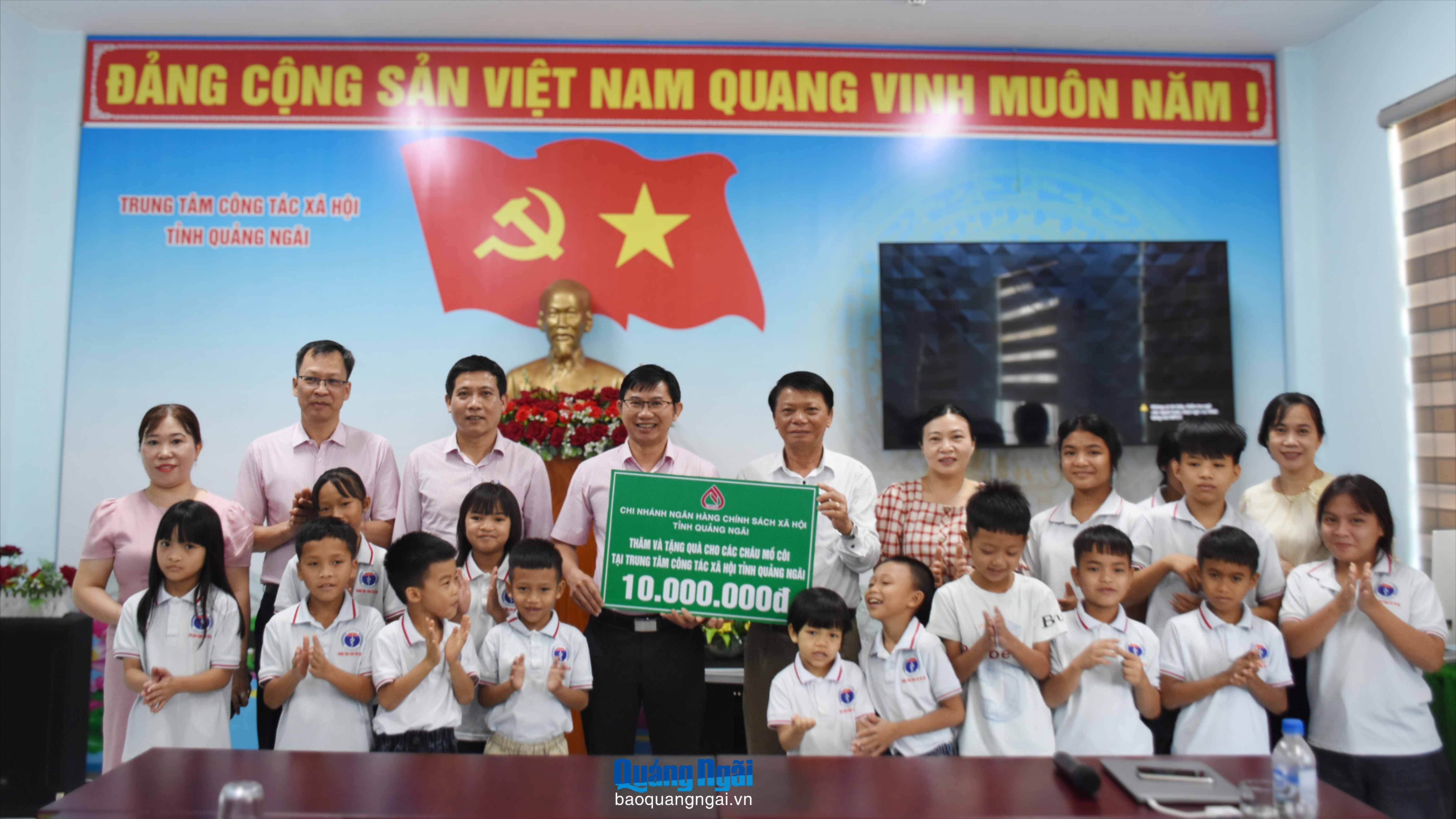 Ngân hàng Chính sách xã hội tỉnh tặng 10 triệu đồng cho trẻ em mồ côi