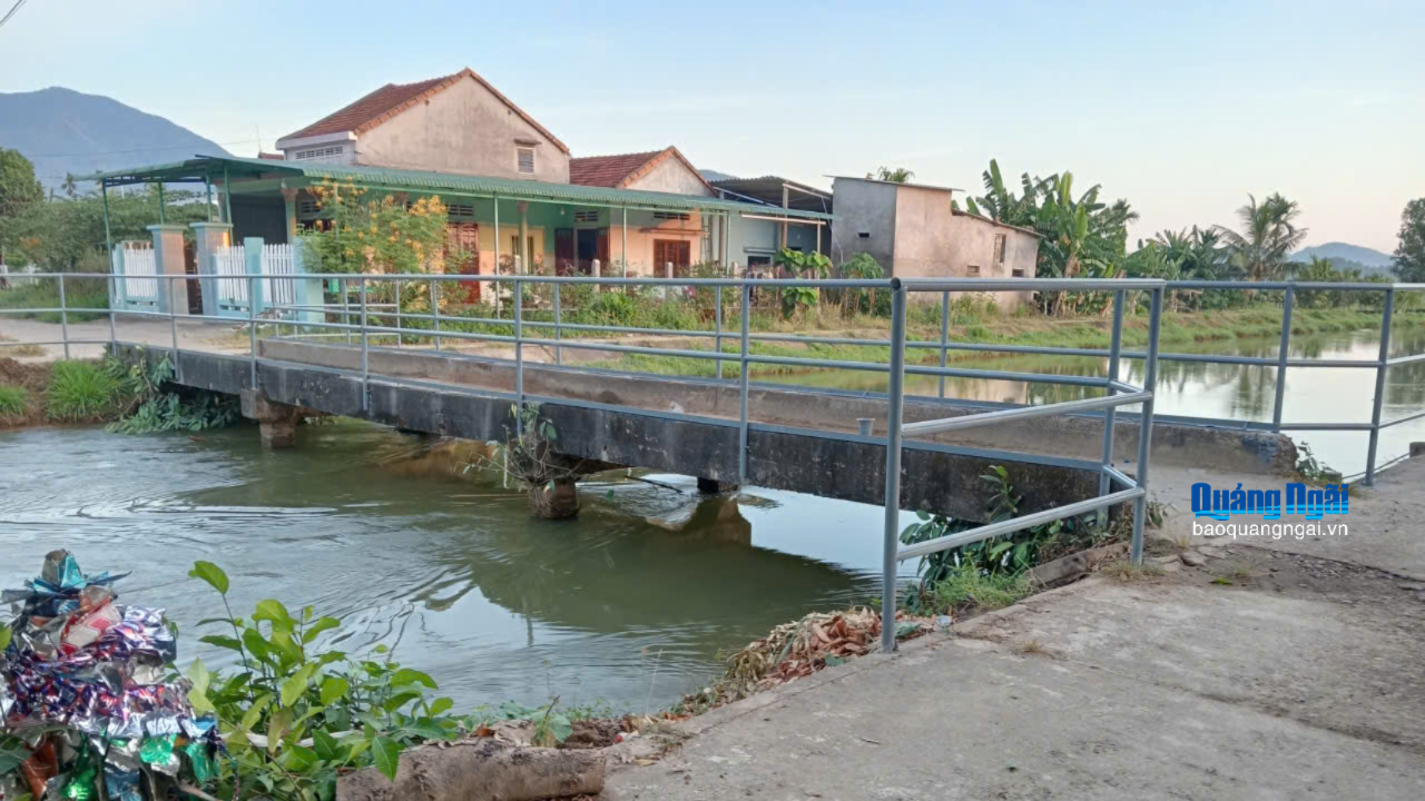 Cầu bắc qua kênh chính Nam đã được lắp khung bảo vệ
