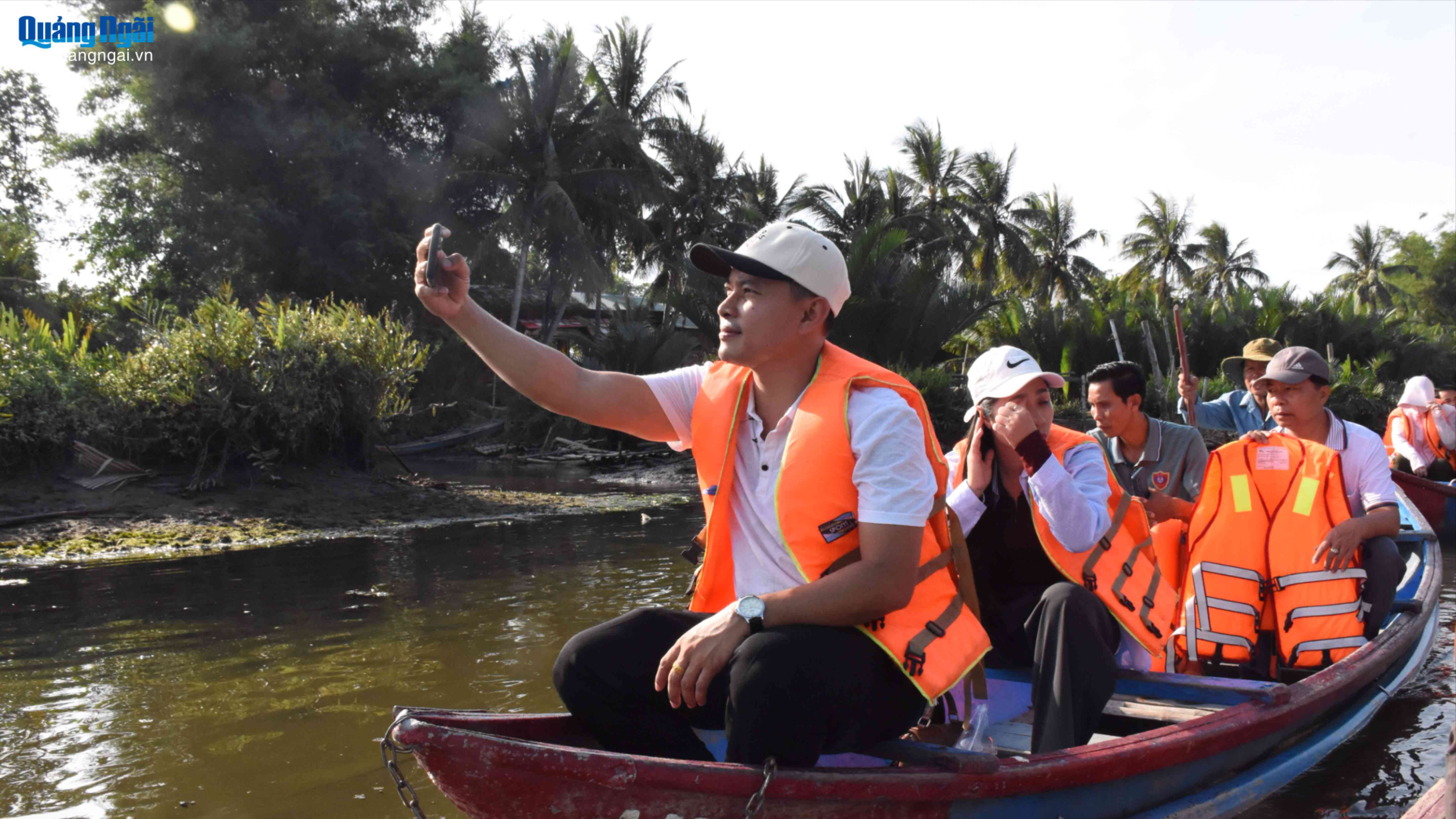 Đoàn công tác của nước bạn Lào tham quan rừng dừa nước Tịnh Khê