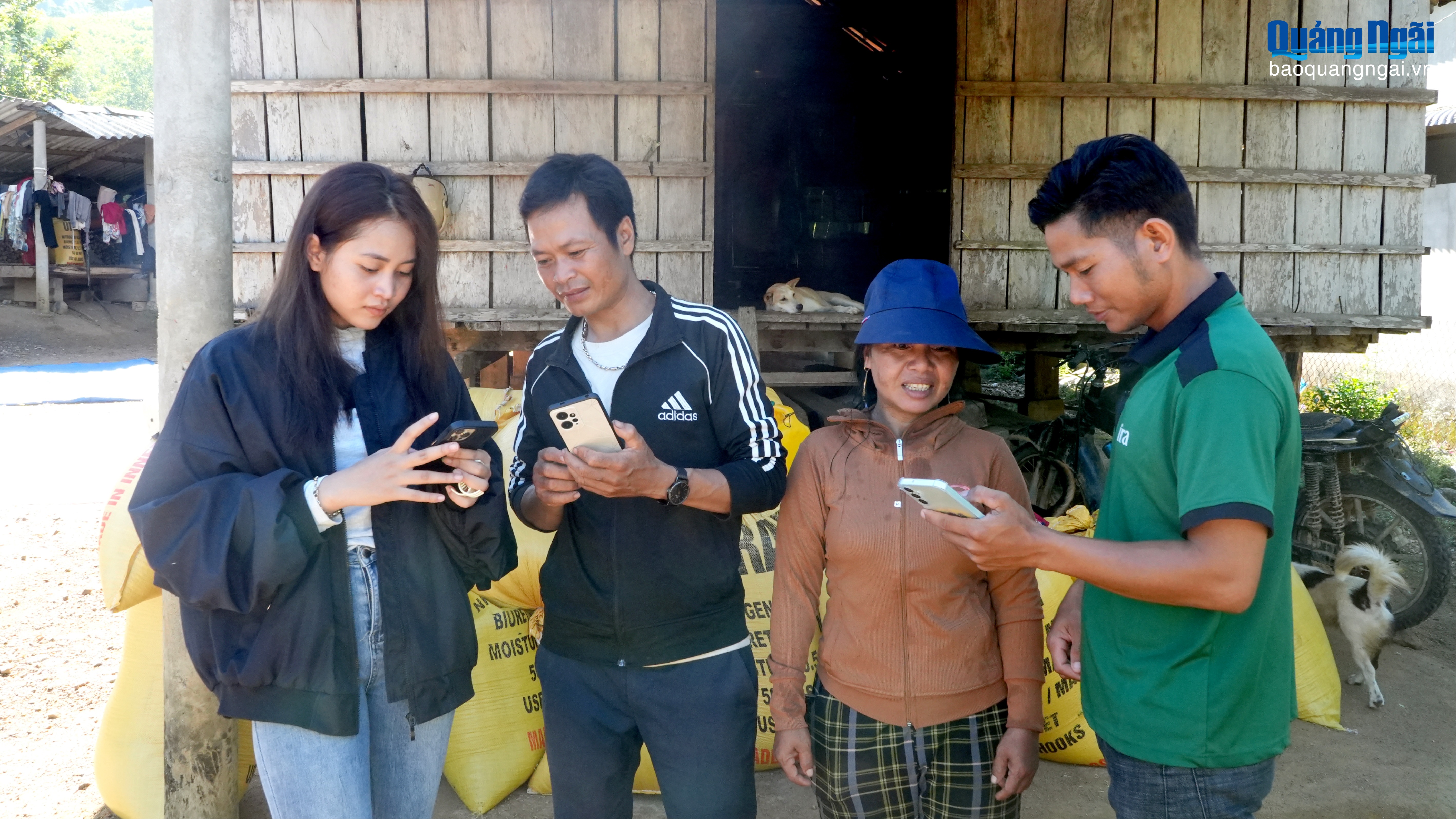 Cán bộ thôn tiên phong chuyển đổi số