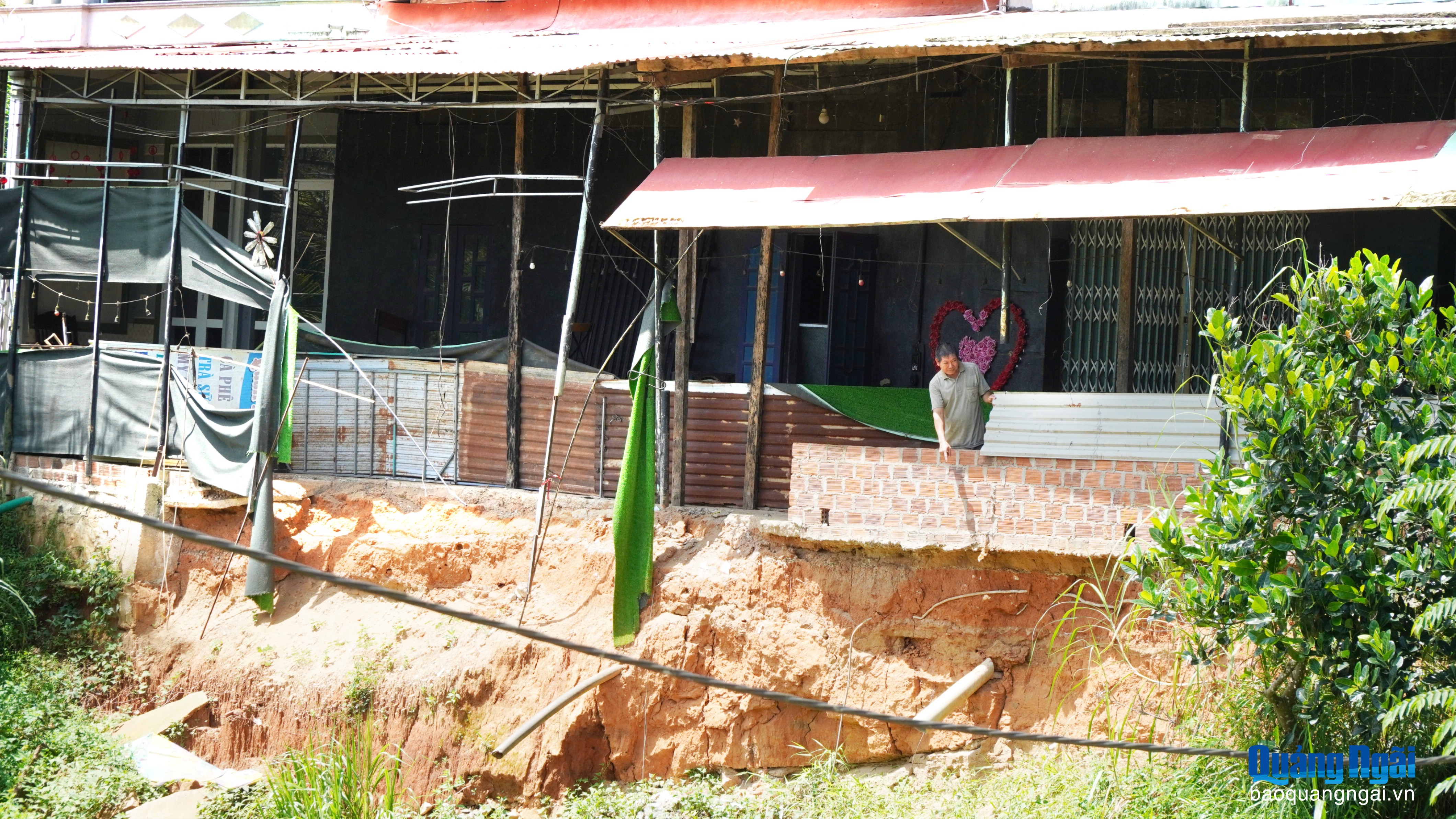 Sống thấp thỏm bên sông