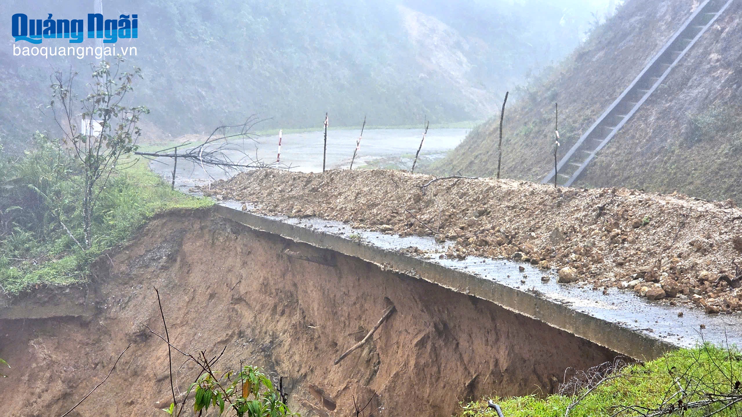 Đường liên xã Ngọc Linh - Măng Ri: Nguy cơ bị đứt gãy sau mưa bão