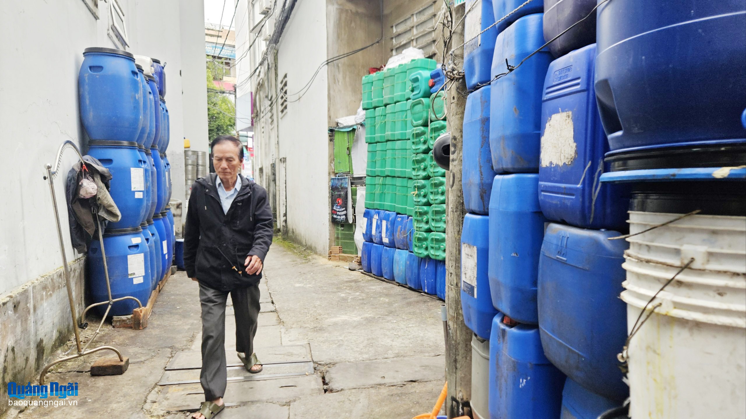 Hẻm phố trở thành nhà kho, nơi nuôi gia cầm