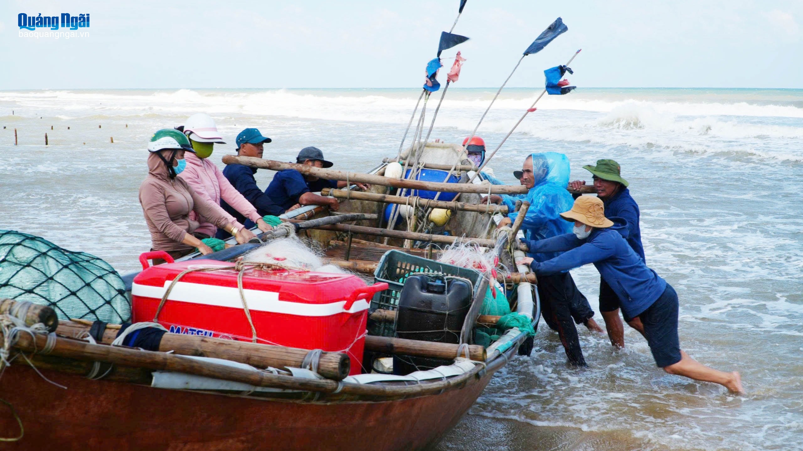 Bình minh bên chân sóng