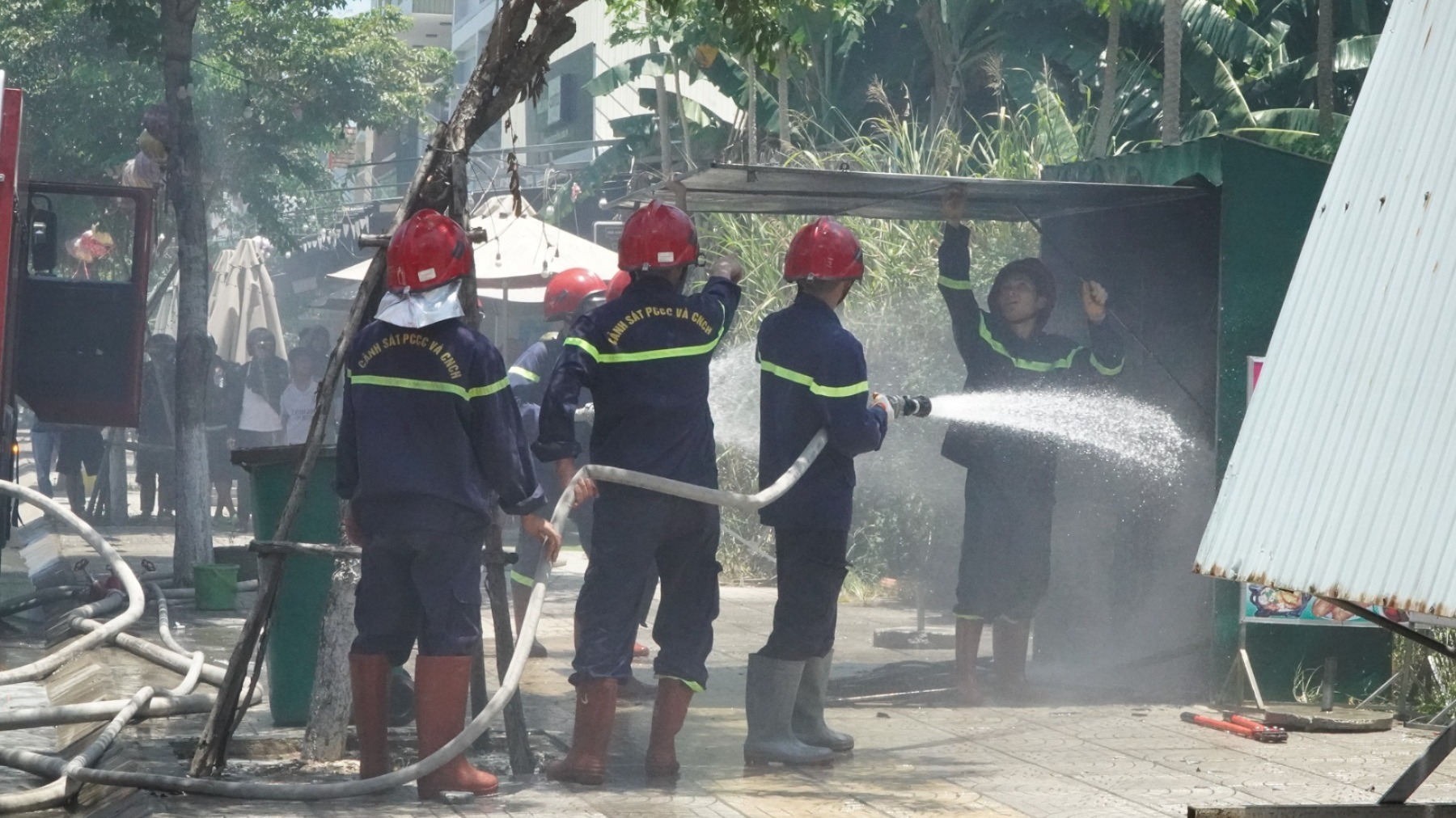 Cháy ki ốt phía bờ bắc cầu Thạch Bích