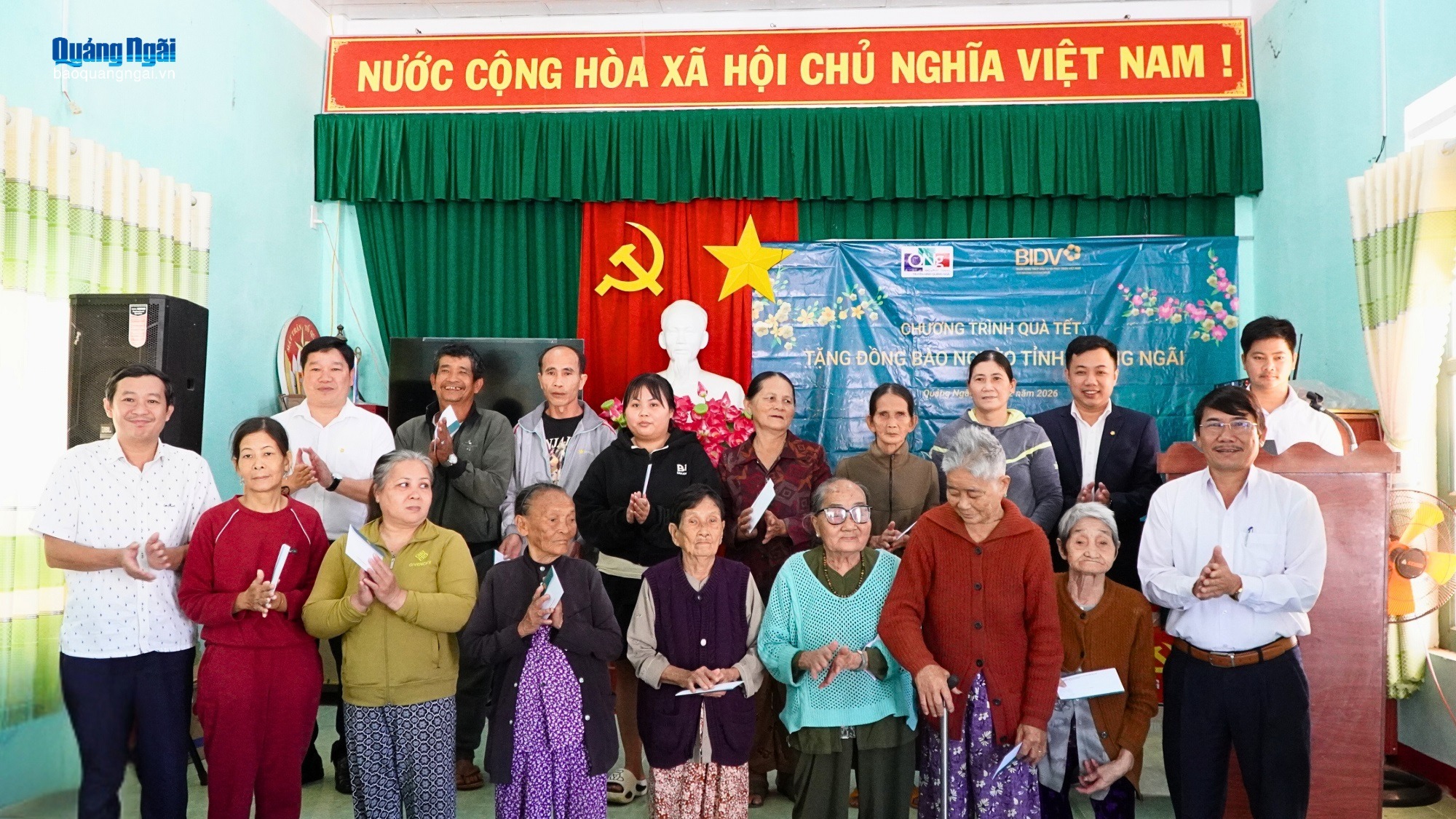 Trao quà Tết cho người nghèo xã Tư Nghĩa