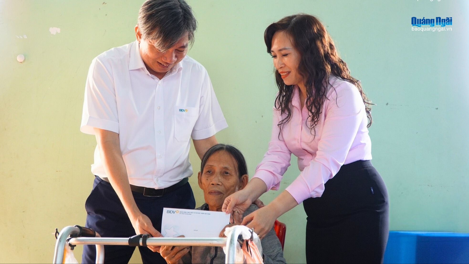 Mang Tết ấm đến với hộ nghèo 2 xã Mỏ Cày, Long Phụng