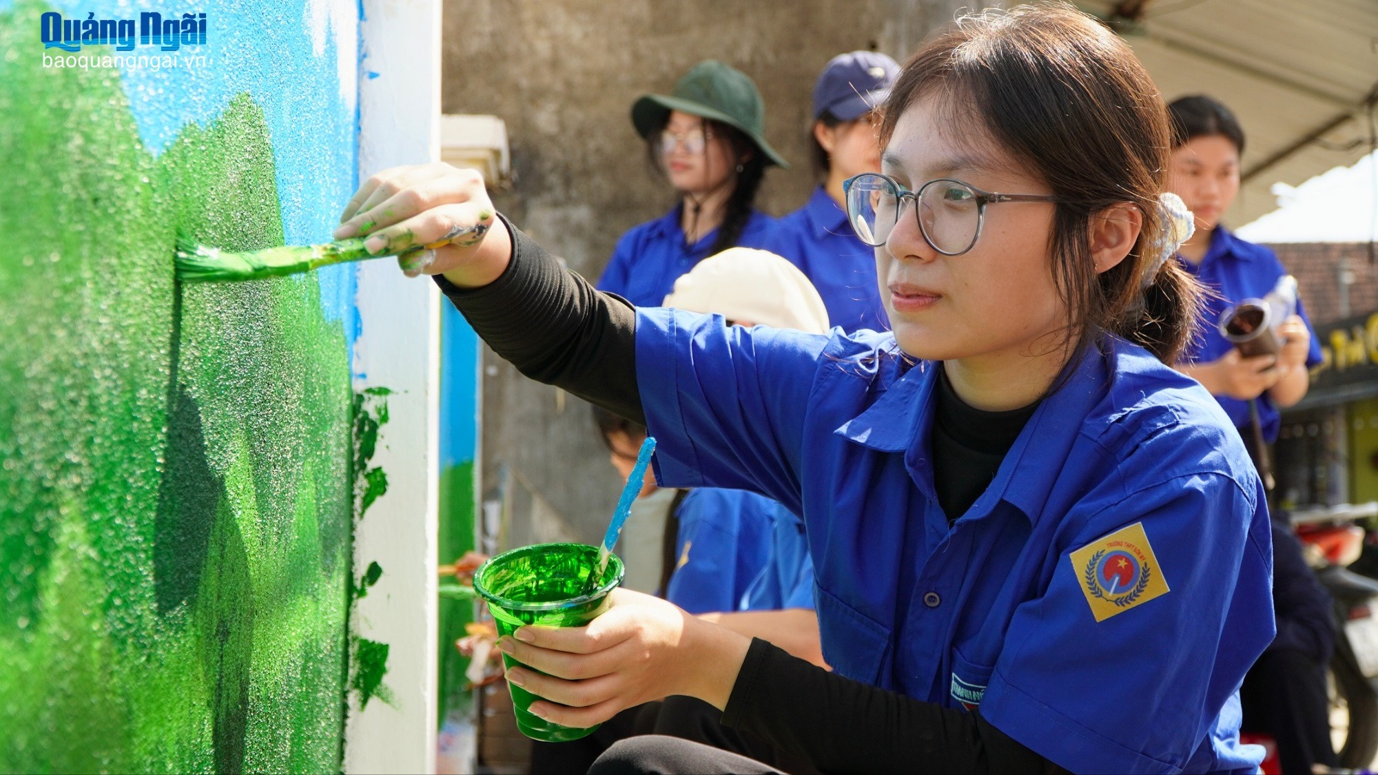 Sắc màu tuổi trẻ tô thắm quê hương