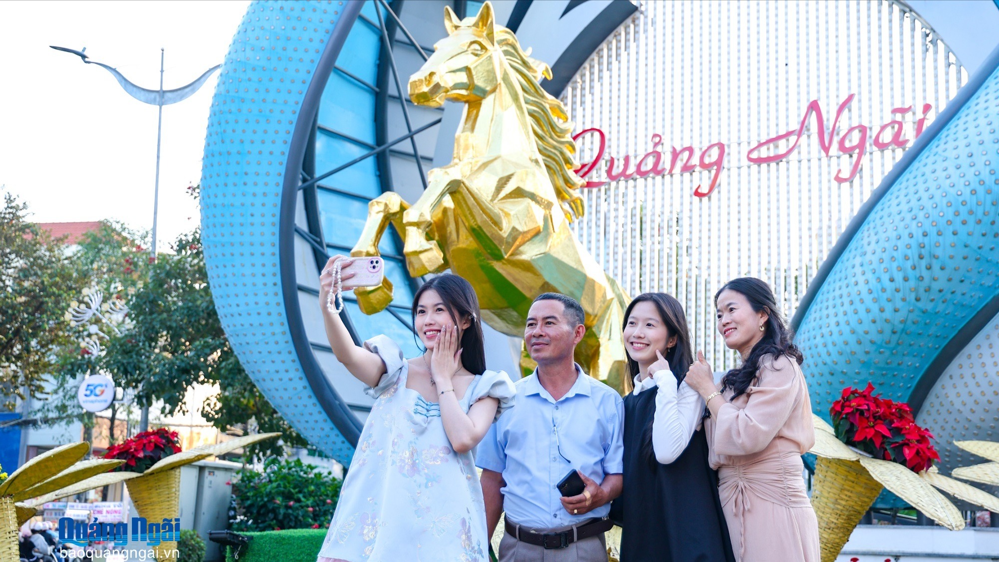 Người dân thích thú check-in cùng linh vật ngựa