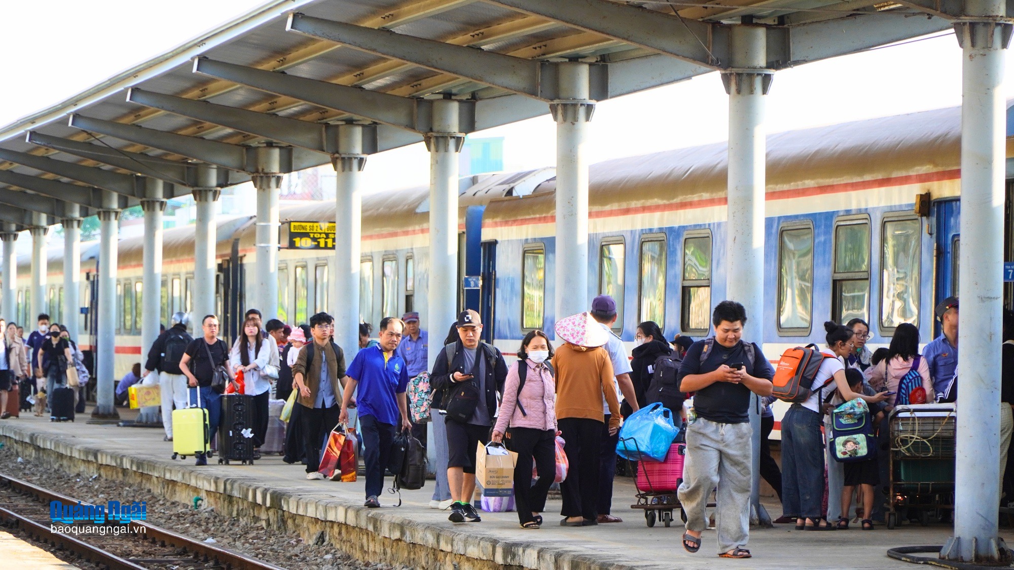 [Ảnh]. Những chuyến tàu cuối năm