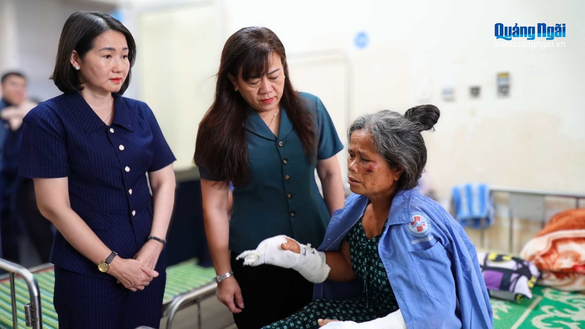 Thăm hỏi các nạn nhân bị thương trong vụ sạt lở đất tại xã Ba Vinh