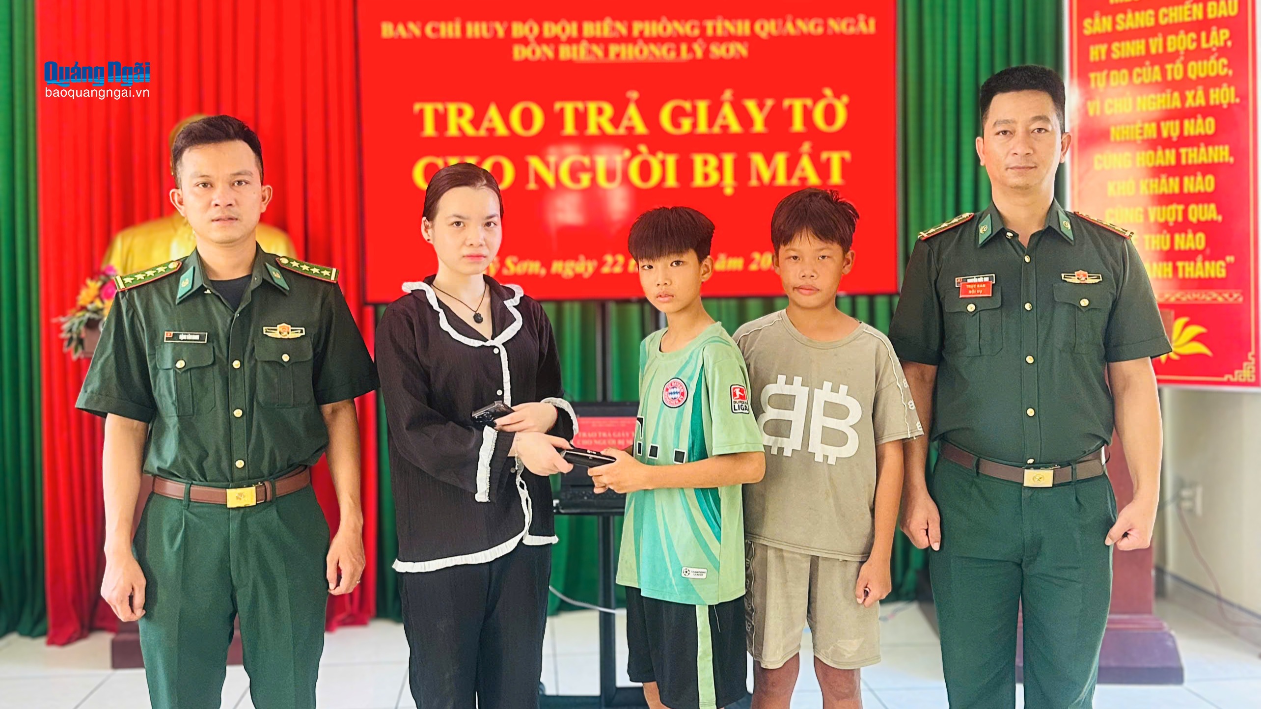 Hai em nhỏ nhặt của rơi trả lại người mất