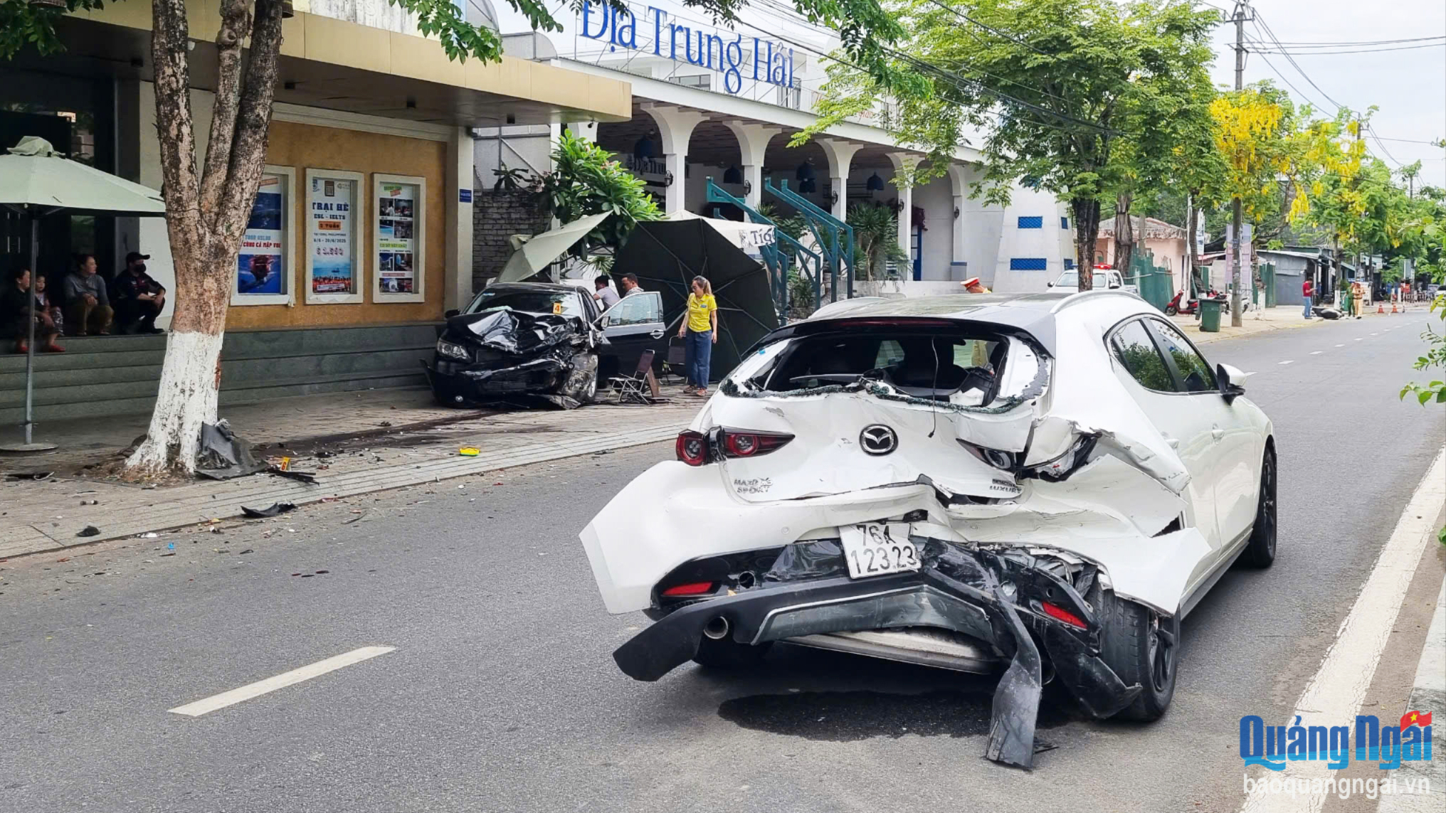 Hai ô tô biến dạng sau vụ tai nạn giao thông