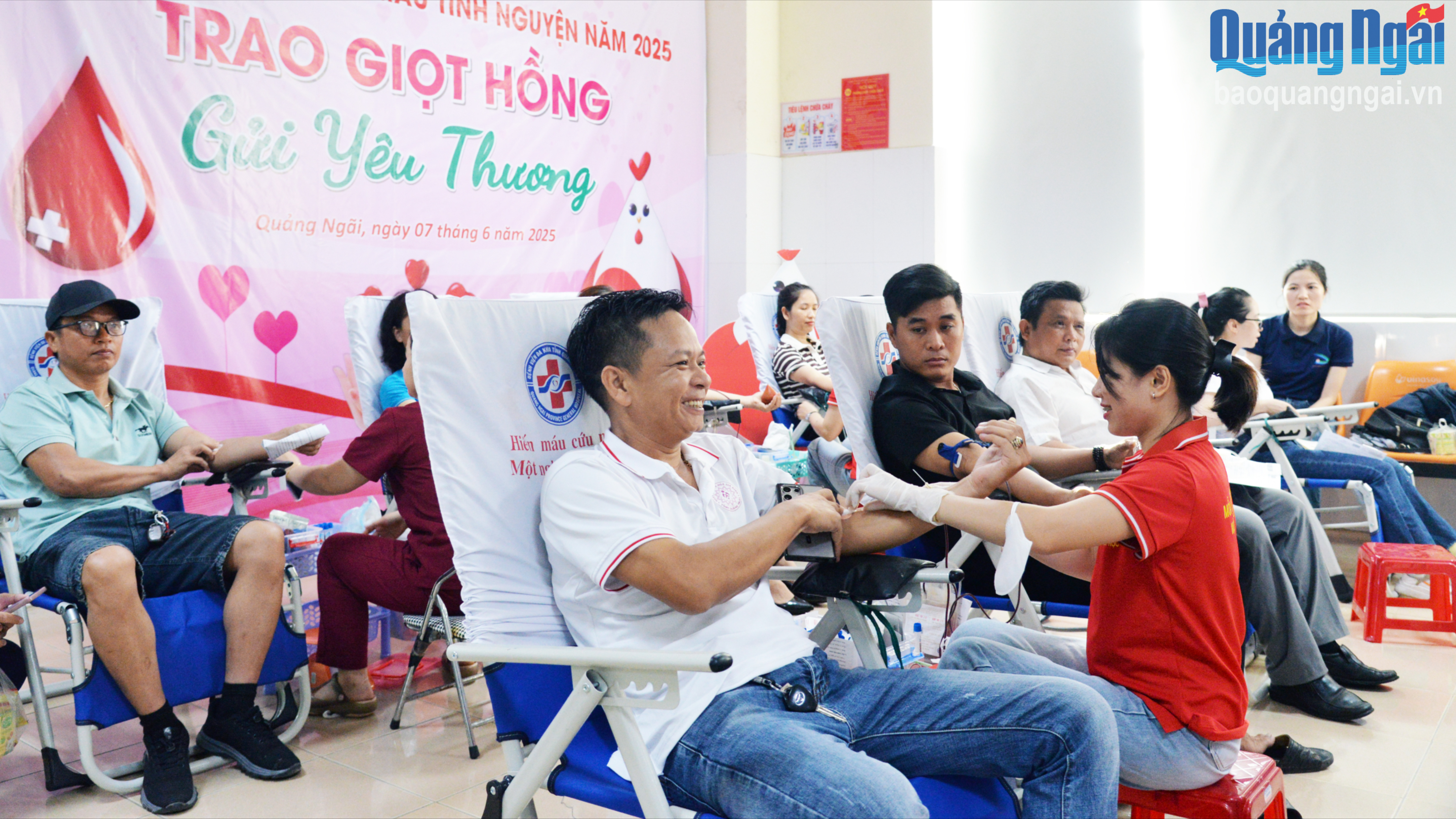 Tiếp nhận 250 đơn vị máu từ Chương trình Giọt hồng trao gửi yêu thương