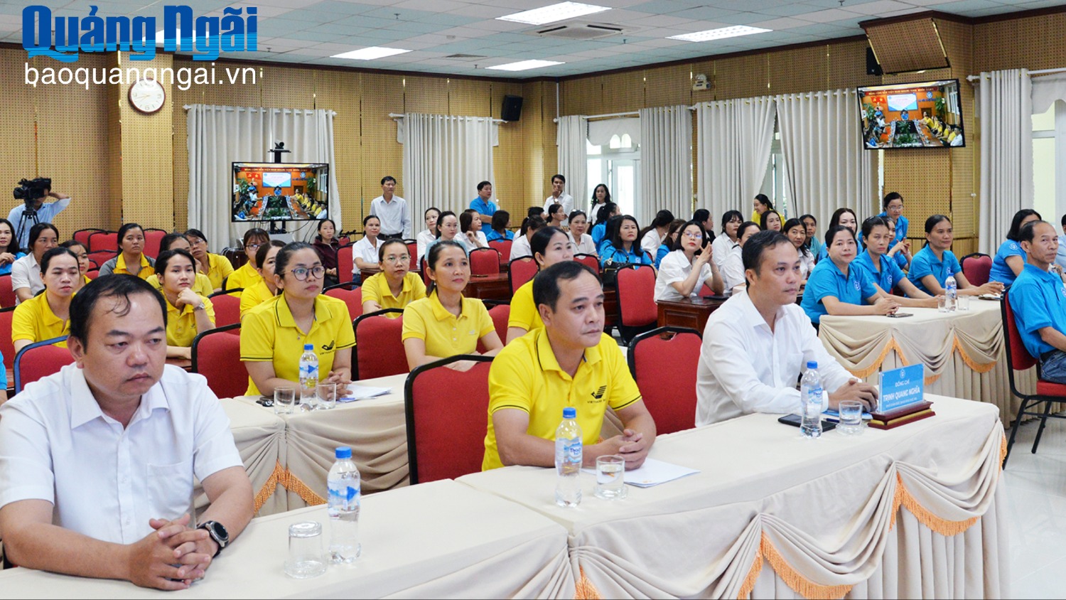 Ra quân vận động triển khai bảo hiểm xã hội, bảo hiểm y tế