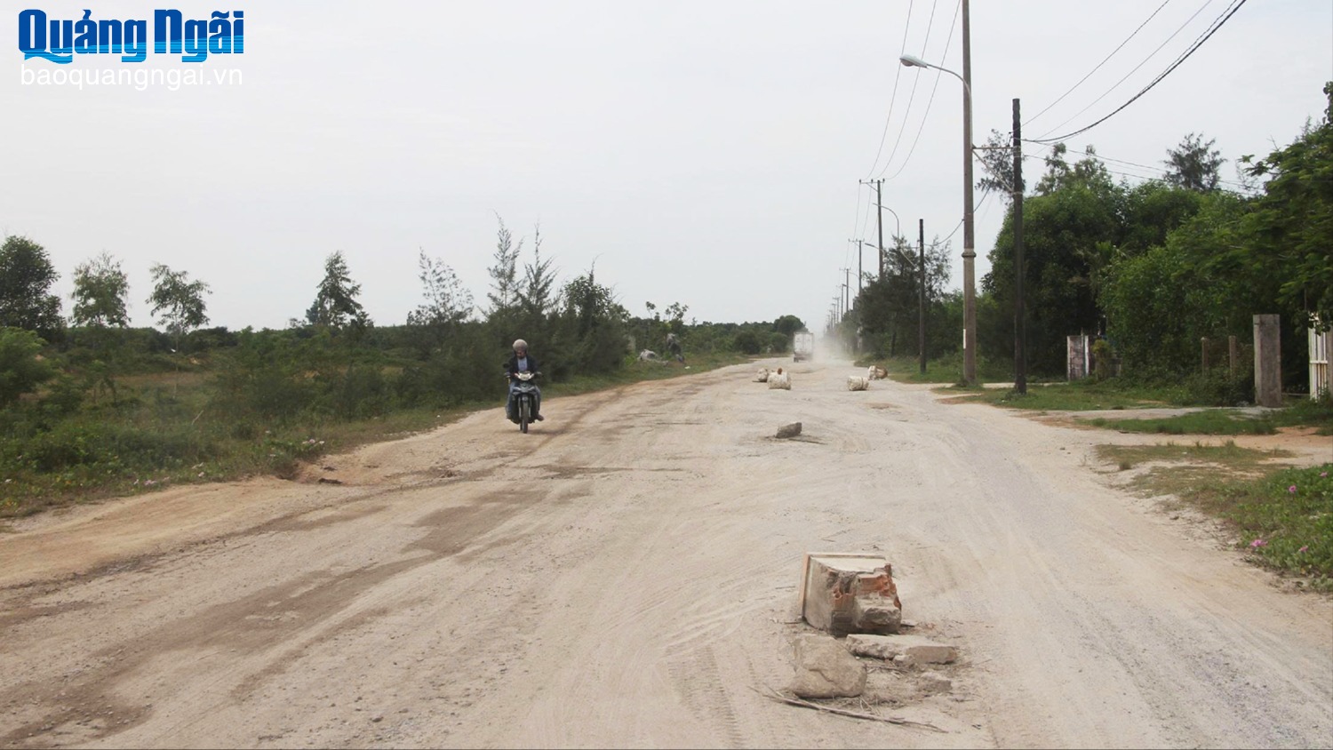 Tuyến đường Thanh Niên ở xã Bình Sơn xuống cấp trầm trọng