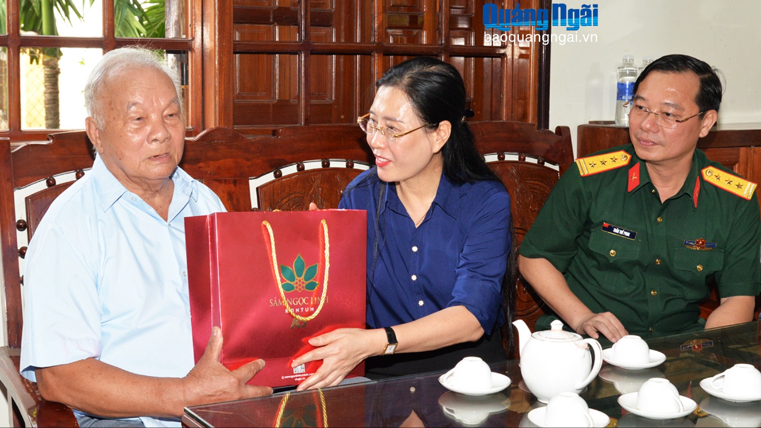 Bí thư Tỉnh ủy Bùi Thị Quỳnh Vân thăm, tặng quà các gia đình có công với cách mạng