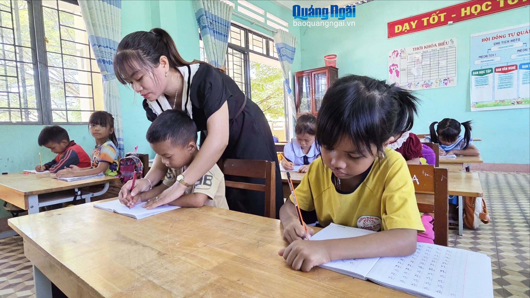 Tăng cường dạy tiếng Việt cho học sinh dân tộc thiểu số