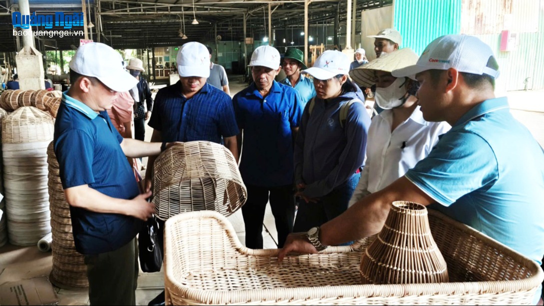 Xã Đặng Thùy Trâm mở rộng thị trường tiêu thụ sản phẩm mây rừng