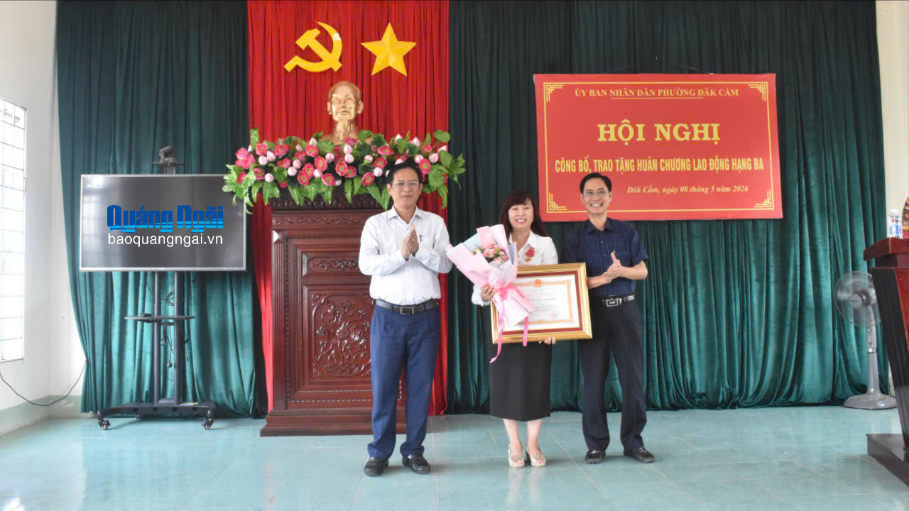 Trao Huân chương Lao động hạng Ba cho Phó Bí thư Thường trực Đảng ủy phường Đăk Cấm