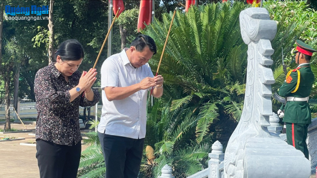 Dâng hương tưởng nhớ các Anh hùng liệt sĩ