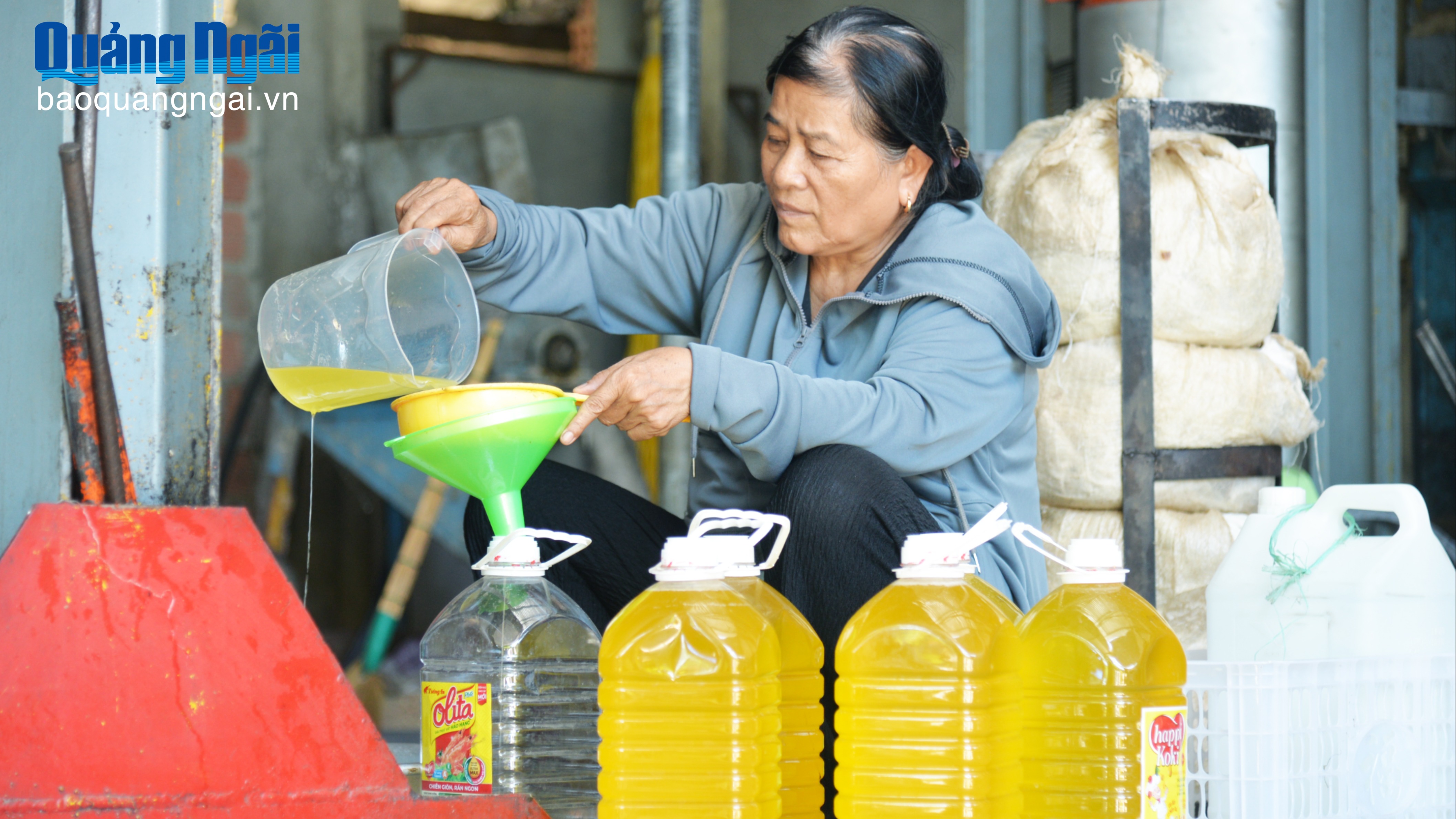Giữ nghề ép dầu phụng truyền thống