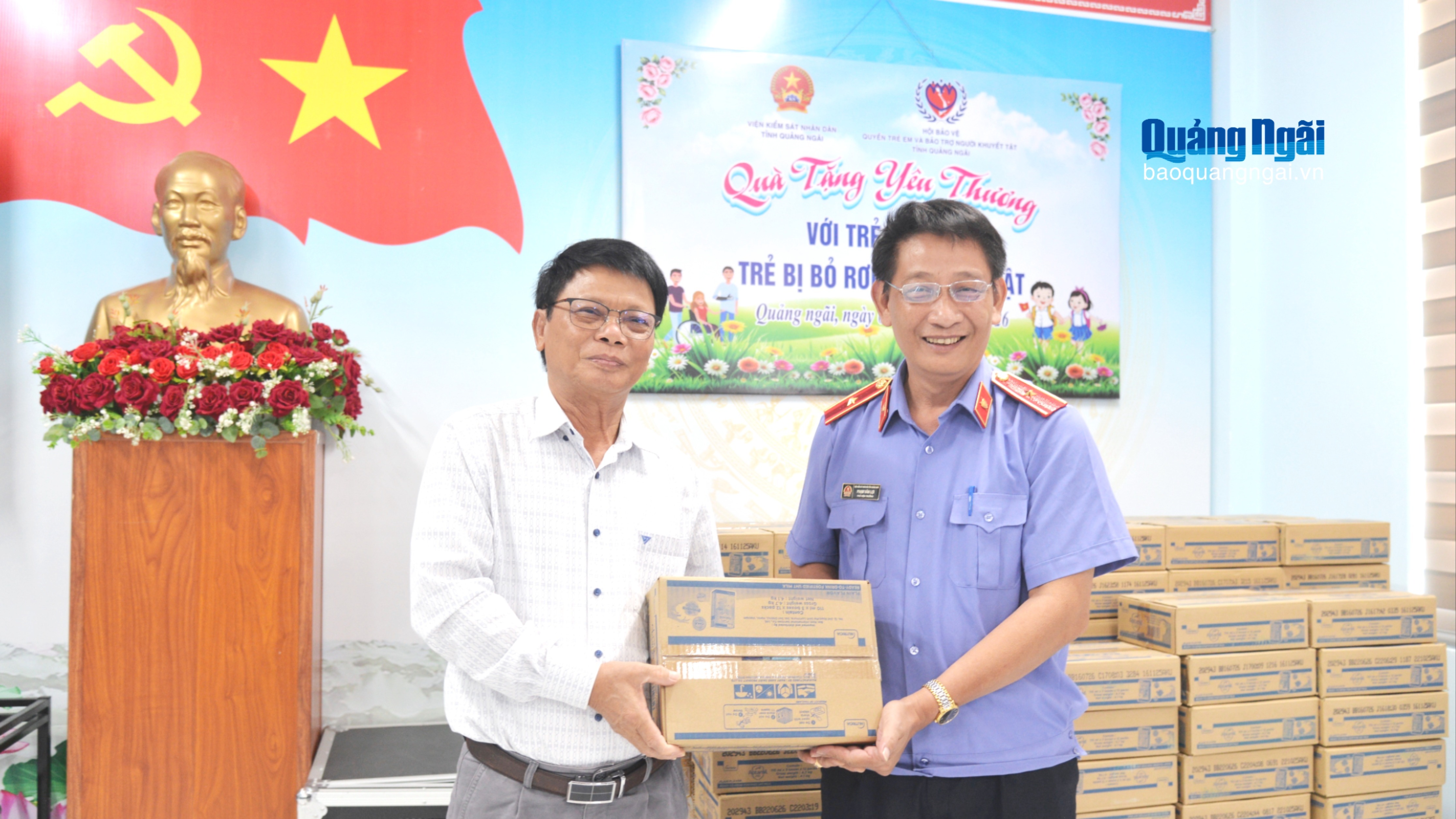Tặng quà cho trẻ mồ côi ở Trung tâm Công tác xã hội tỉnh