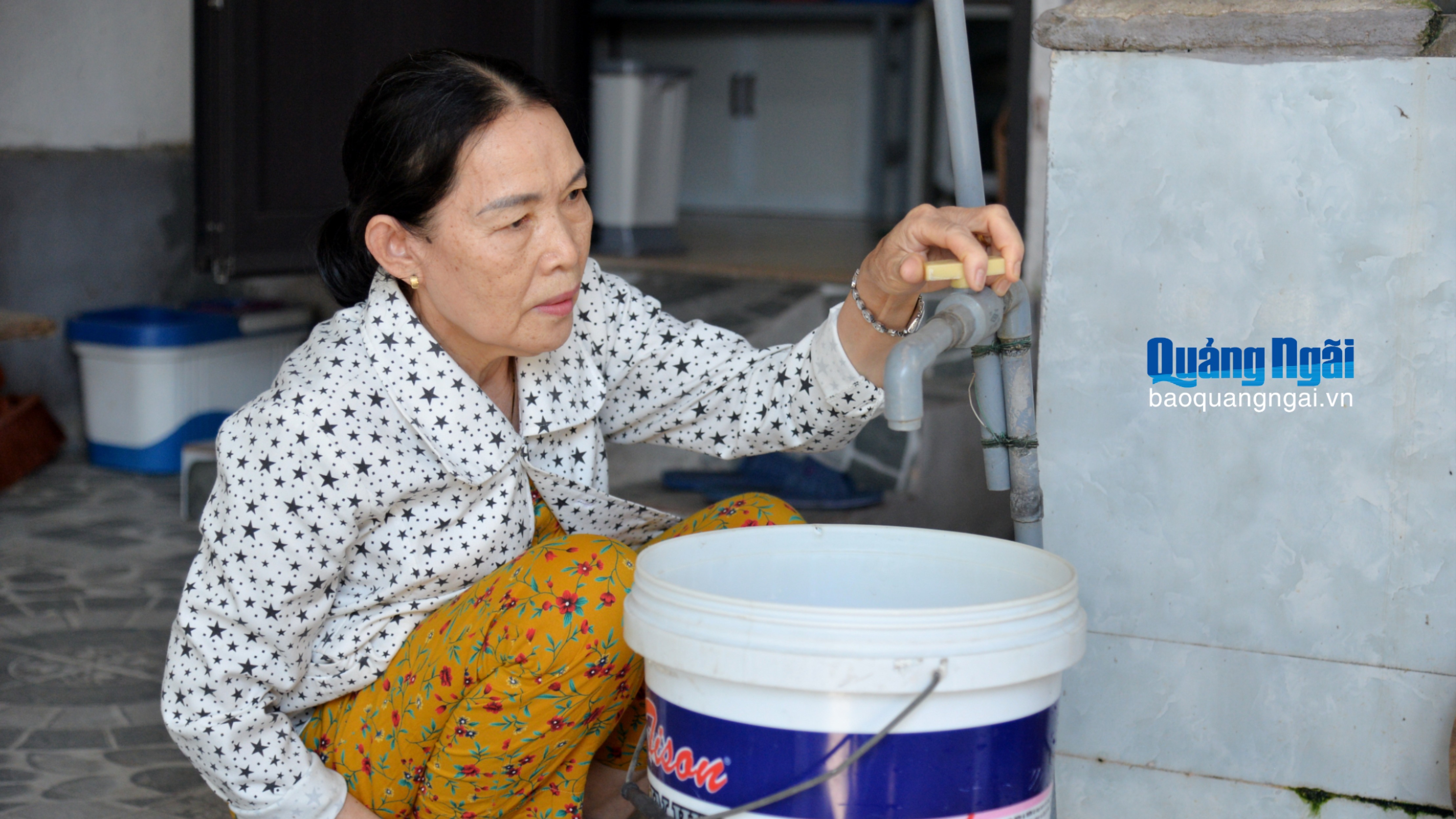 Người dân lao đao vì thiếu nước sạch
