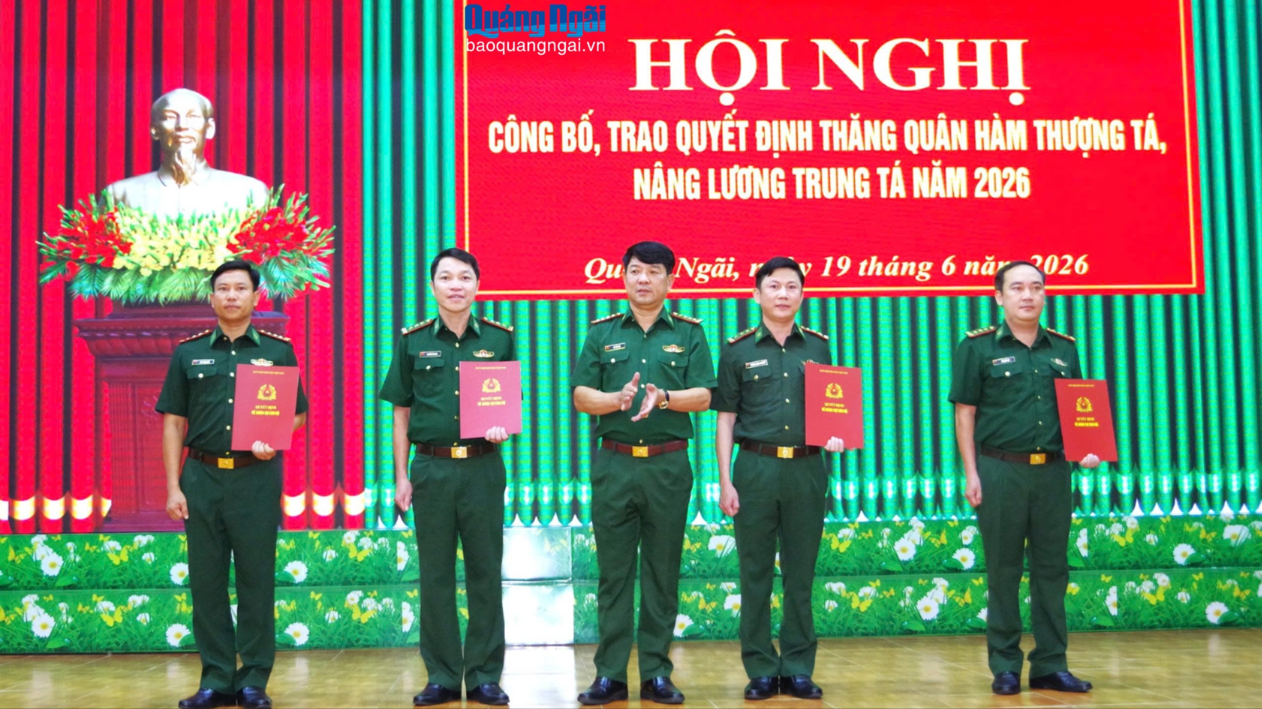 Trao quyết định thăng quân hàm, nâng lương sĩ quan