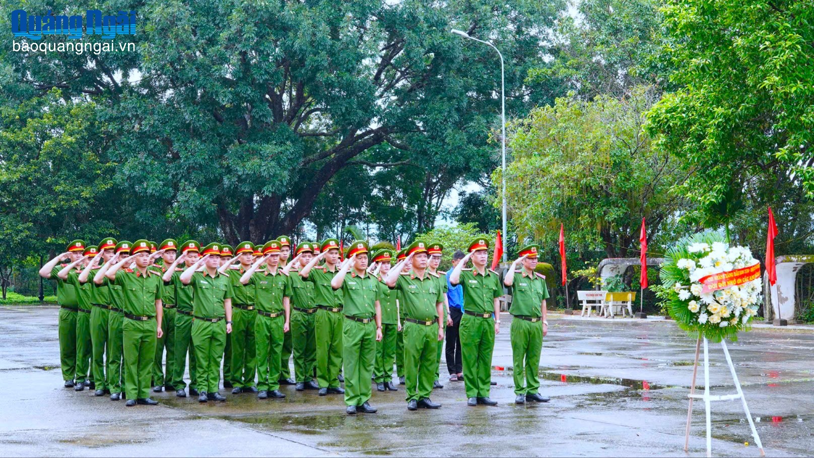 Dâng hương, dâng hoa tại Khu di tích Ngục Kon tum
