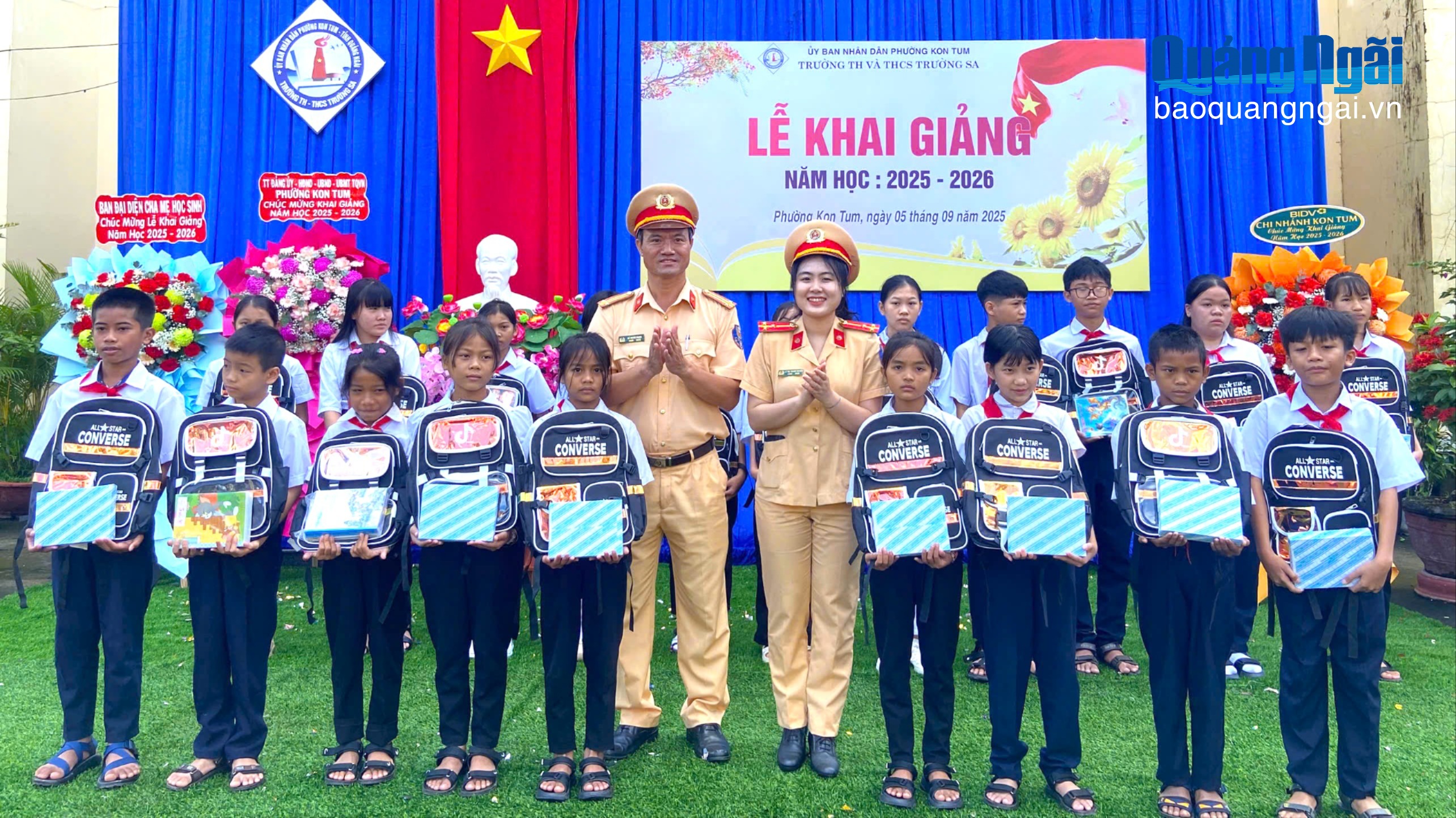 Phòng Cảnh sát giao thông tặng quà học sinh khó khăn