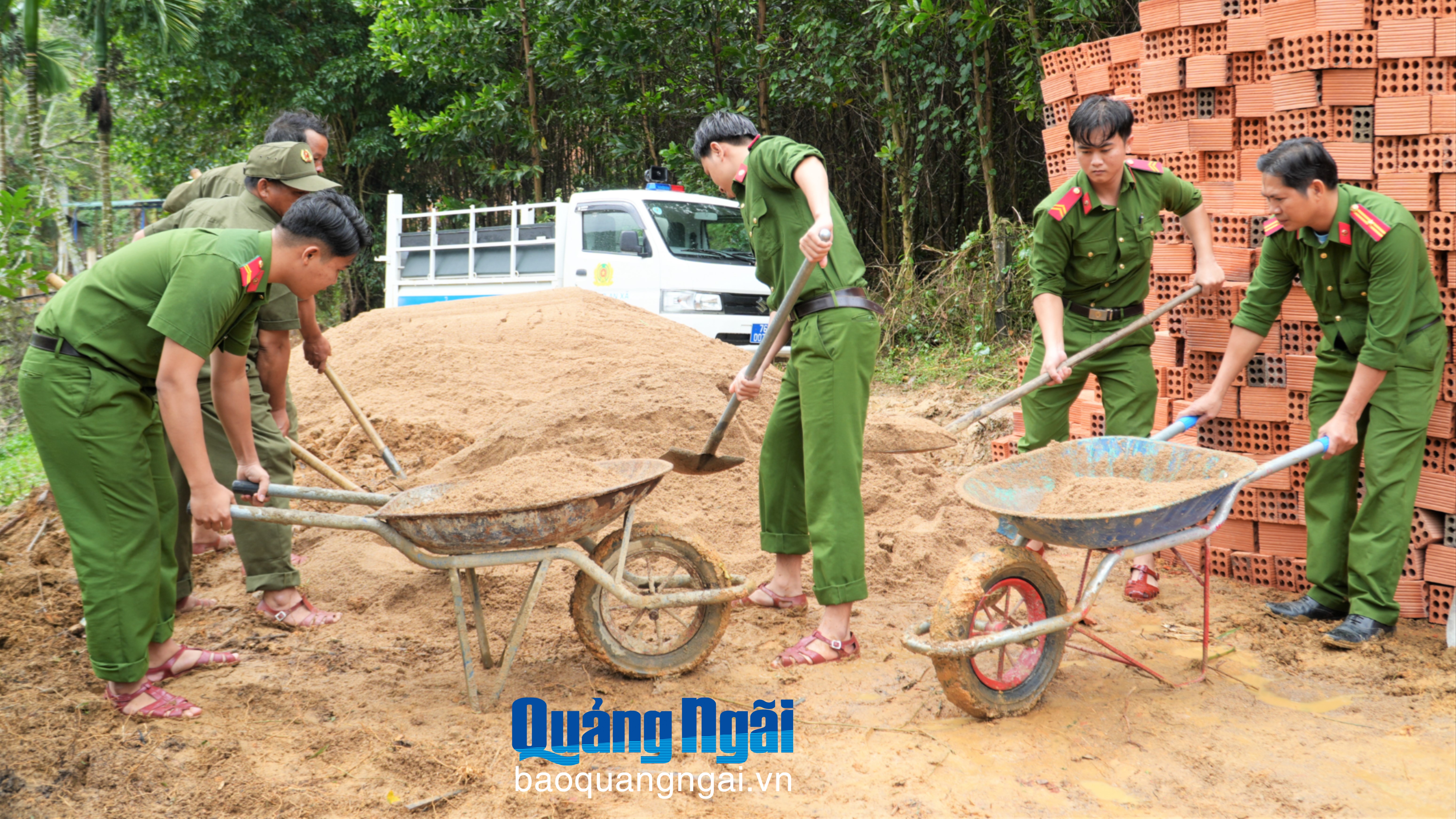 Công an tỉnh Quảng Ngãi dựng lại nhà cho người dân vùng thiên tai