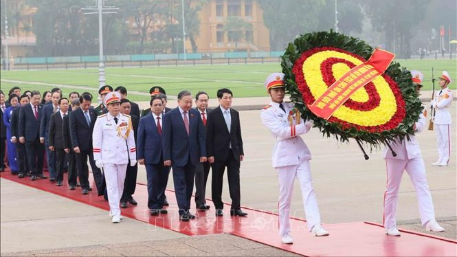 Các đại biểu Quốc hội vào Lăng viếng Chủ tịch Hồ Chí Minh trước Phiên khai mạc Kỳ họp thứ nhất, Quốc hội khoá XVI
