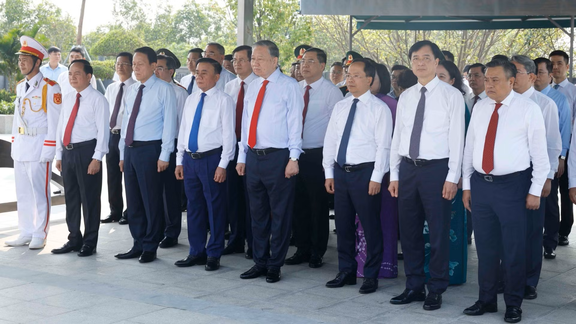 Tổng Bí thư, Chủ tịch nước Tô Lâm dâng hương tưởng niệm Tổng Bí thư Hà Huy Tập tại Hà Tĩnh