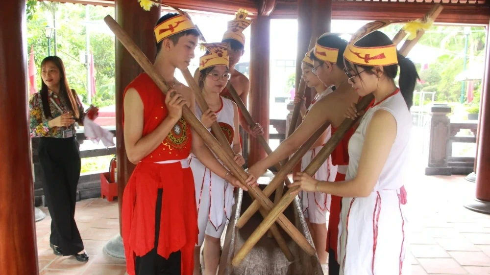 Trình diễn đánh trống đồng, đâm đuống phục vụ Giỗ Tổ Hùng Vương