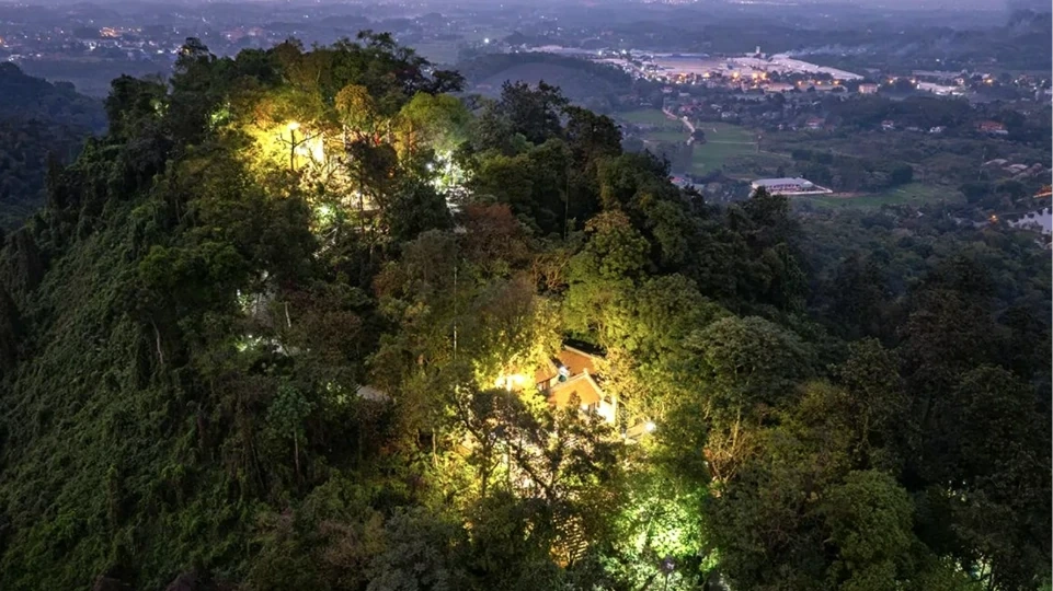 Từ núi thiêng Nghĩa Lĩnh bước ra thế giới