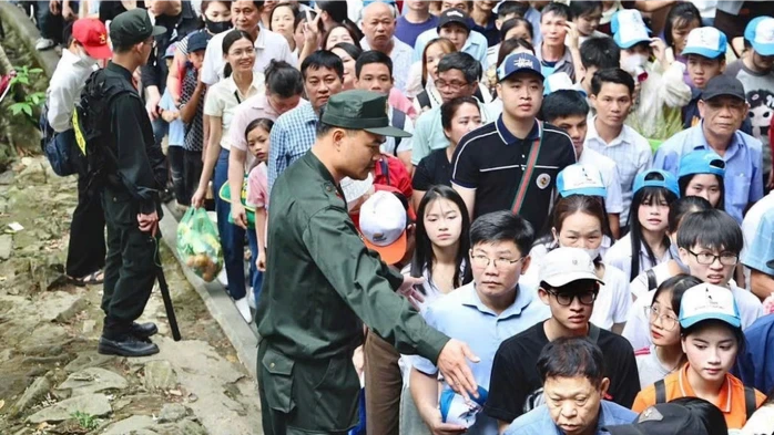 Biển người đổ về Đền Hùng trước ngày Giỗ Tổ Hùng Vương