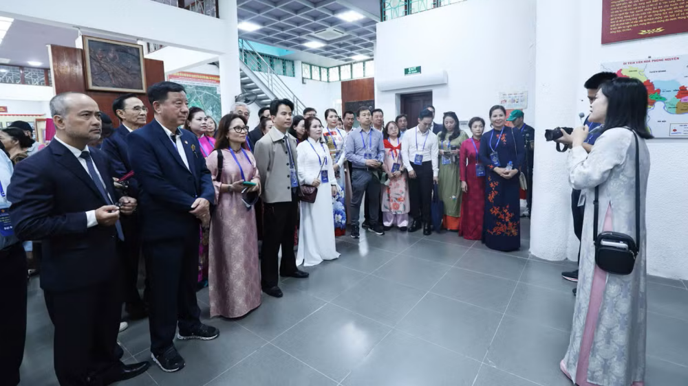 Đoàn kiều bào tiêu biểu thăm Đền Hùng, tri ân công đức tổ tiên