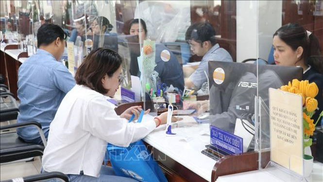 Bộ Chính trị thống nhất tăng lương mức cơ sở lên 2,53 triệu đồng từ ngày 1/7/2026