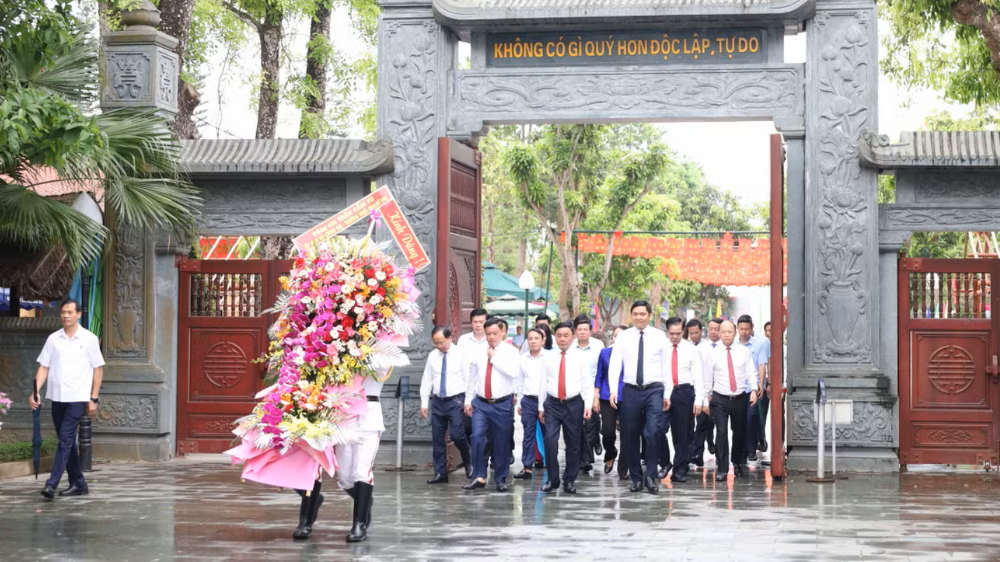 Thường trực Ban Bí thư Trần Cẩm Tú dâng hương tại Khu di tích quốc gia đặc biệt Kim Liên