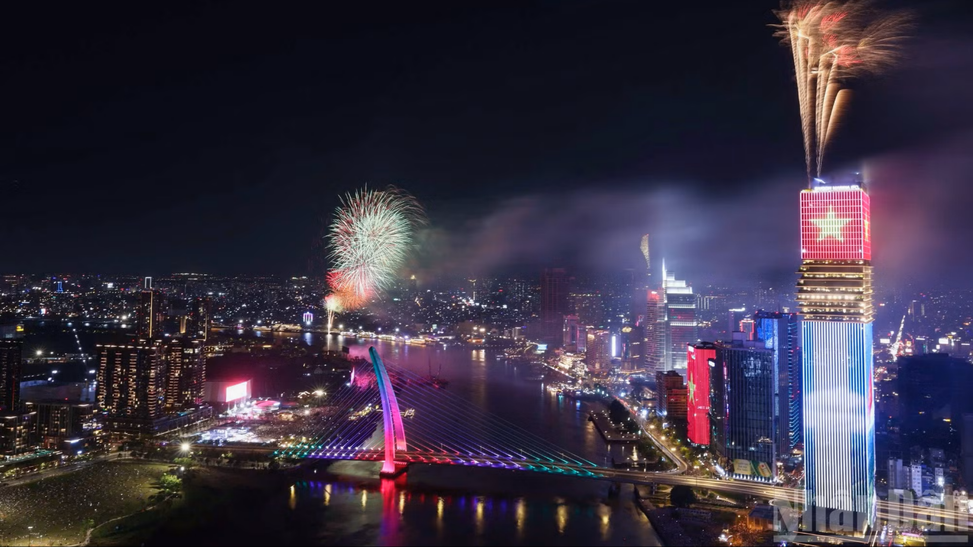 Pháo hoa rực sáng trên bầu trời Thành phố Hồ Chí Minh chào mừng Đại lễ 30/4