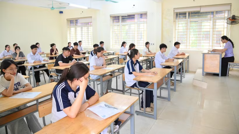 Có 69 thí sinh mang điện thoại di động vào phòng thi