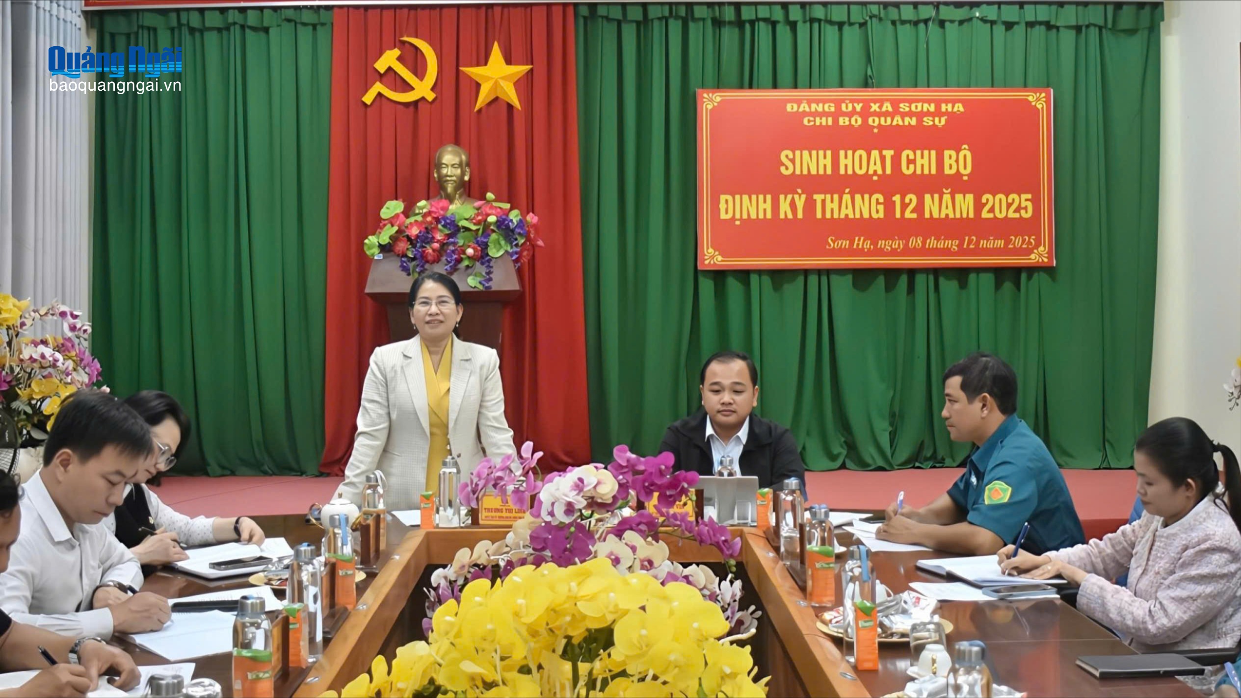 Trưởng ban Nội chính Tỉnh ủy Trương Thị Linh dự sinh hoạt chi bộ tại xã Sơn Hạ