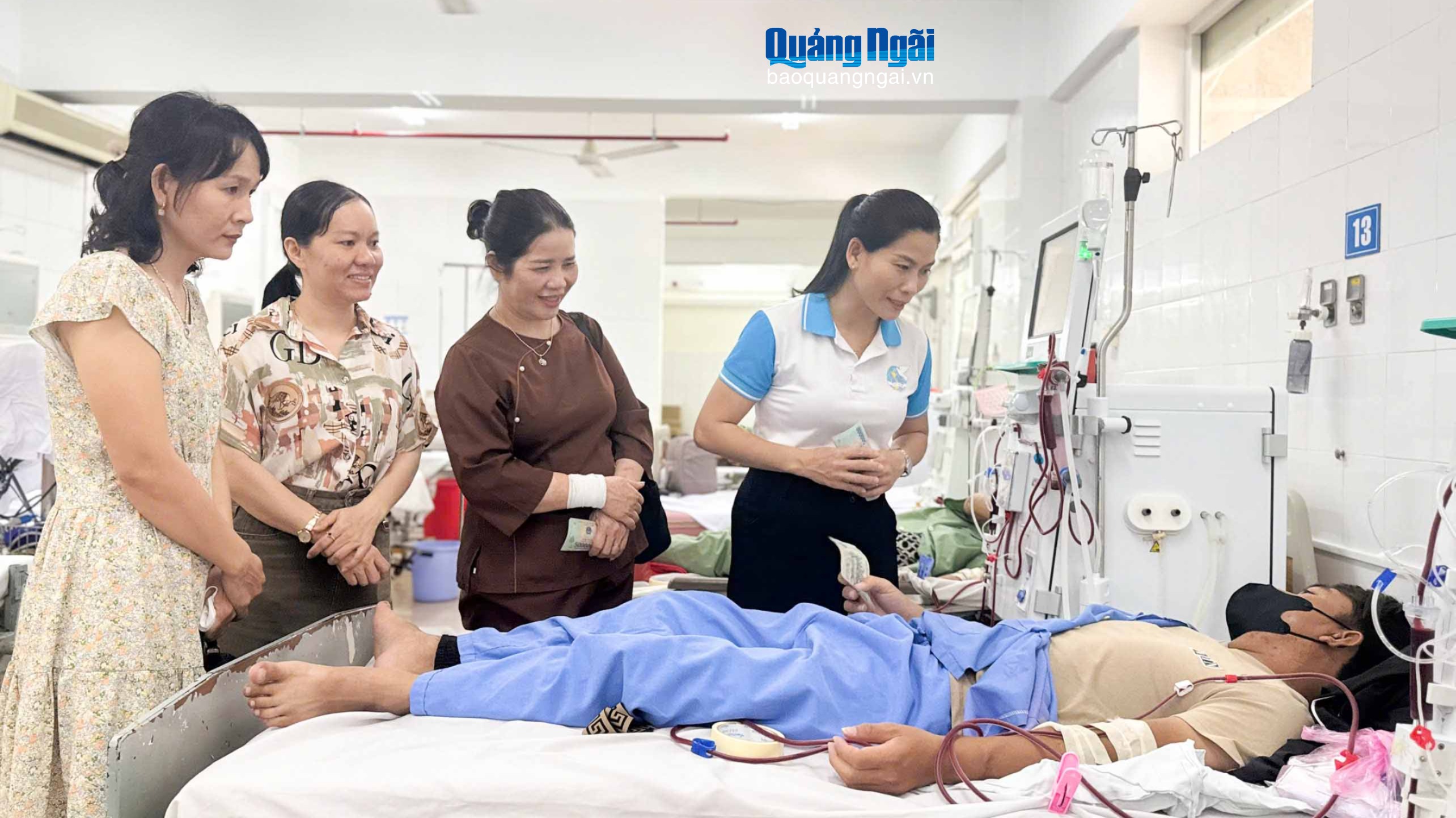 Phụ nữ phường Cẩm Thành trao quà cho bệnh nhân điều trị thận