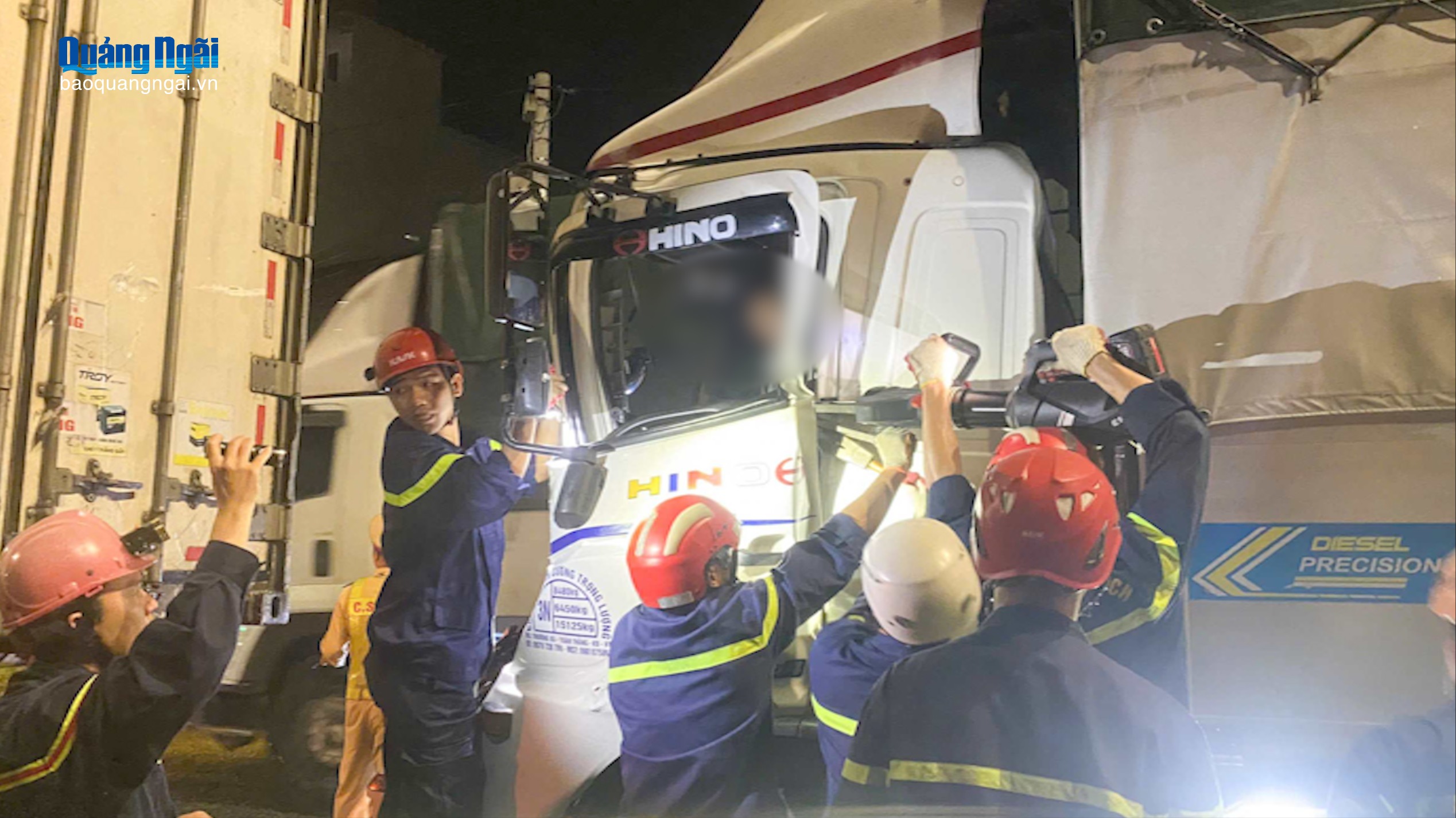 Phá cửa ô tô, cứu tài xế sau tai nạn giao thông