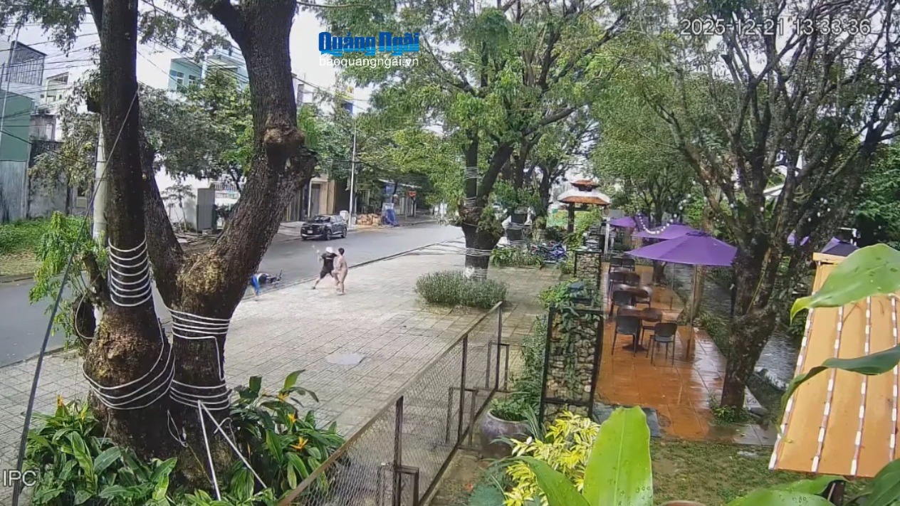 Ba bé trai bị người đàn ông chặn đường hành hung