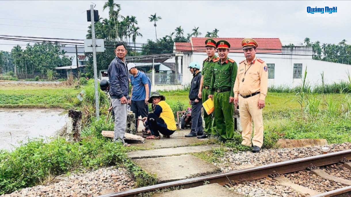 Đóng lối đi tự mở qua đường sắt ở xã Tư Nghĩa và phường Sa Huỳnh